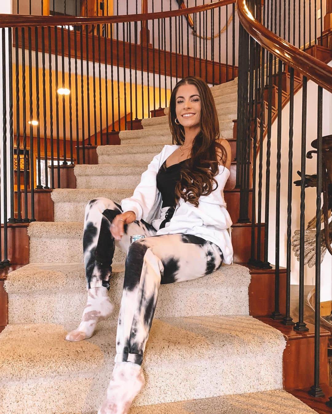 Paige Reillyのインスタグラム：「Another weekend another mountain trip 🥺 Staying & riding in Steamboat this weekend which is somewhere I haven’t been yet so I’m excited to see a new mountain 🙏🏻✨ Can’t say it enough - I am so blessed to live in this heavenly place⁣ ⁣ @balanceathletica Atmos Pre-sale went live today! If you missed out on the items you wanted on launch day, this is a chance to get them (the purchase window is open until Monday 11:59 pm)!!! They are made to order so you are guaranteed to get anything & everything you want. It will take 18-20 weeks but in my opinion, it’s worth the wait especially if you’re really in love with an item 😂😭 link to shop & support me as an elite leader is in my bio ❤️!⁣ ⁣ Wearing the avalanche affirmation pants in XS & the midnight moxi longline in small 🤍」