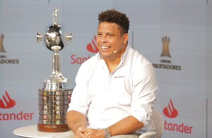 ロナウドのインスタグラム：「Meus amigos do @footballsantander mais uma vez surpreendendo! Hoje foi dia de comentar a grande final da @Libertadores ao lado do @marcosgoleiro_12 @Leo03_oficial @benjaminbackoficial no #santandermediahouse」