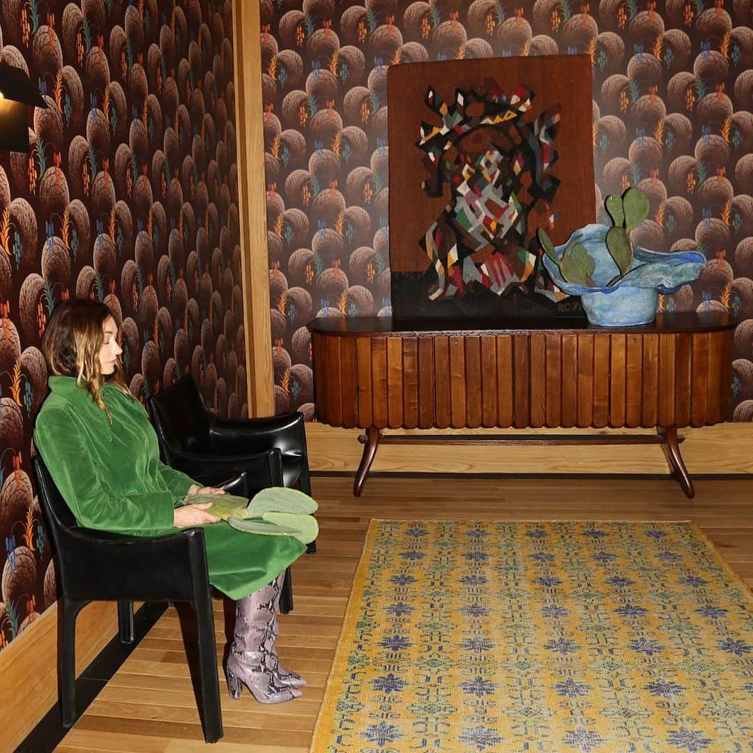 ケリーウェアスラーのインスタグラム：「SIDE EFFECTS. Papered walls and ceilings, and rugs form part of an eclectic pattern palette in the @austinproperhotel. Teamed with a mix of raw and organic materials, such as locally sourced elm wood and vintage furnishings, this detailing brings richness to the new development inspired by the Texan city’s history. XK」