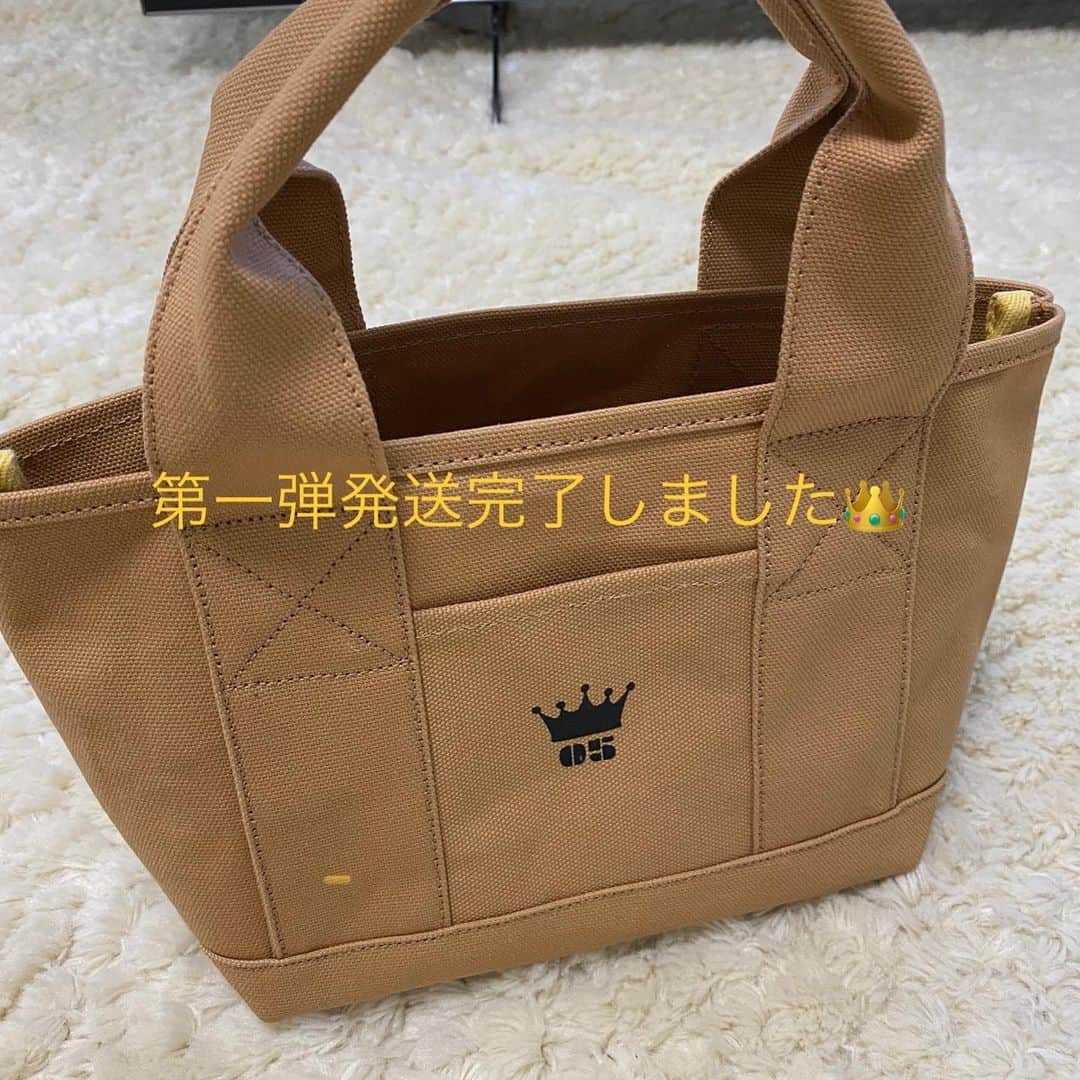 ISEKIのインスタグラム：「お待たせいたしました👑  5周年トートバッグの第一弾発送が完了いたしました💌💨  受付完了メールに2月上旬予定となっている方は 今回の発送でお届けとなります。 到着まで今しばらくお待ちください🙇‍♀️  受付完了メールに2月中旬以降となっている方は次回の発送となりますので今しばらくお待ちください👏🏼 またお振込みまだの方いらっしゃいましたらご一報お願い申し上げます。  ISEKI STAFF」