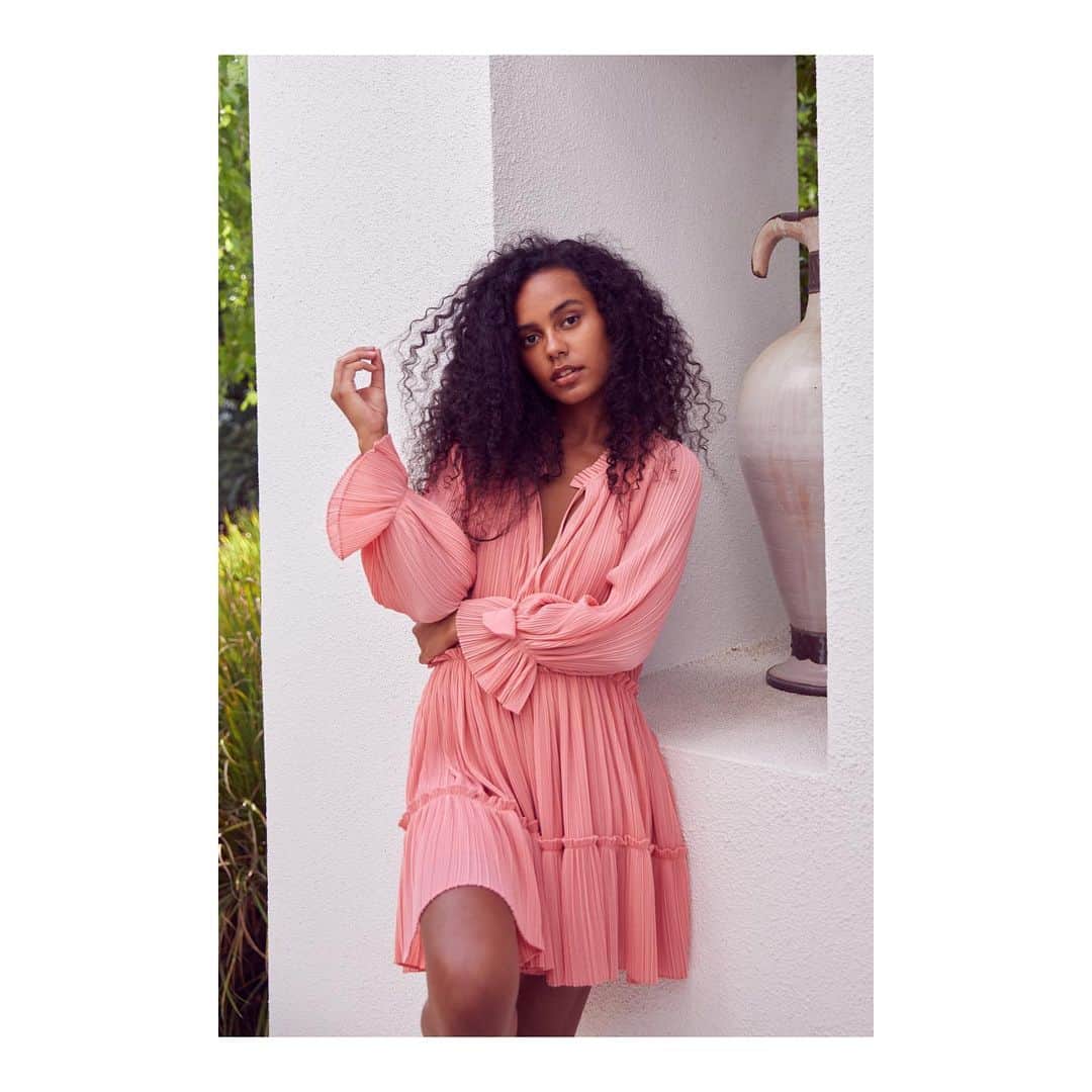 のインスタグラム：「Solid ✨ Our best-selling Azmina dress. #MISAworld」