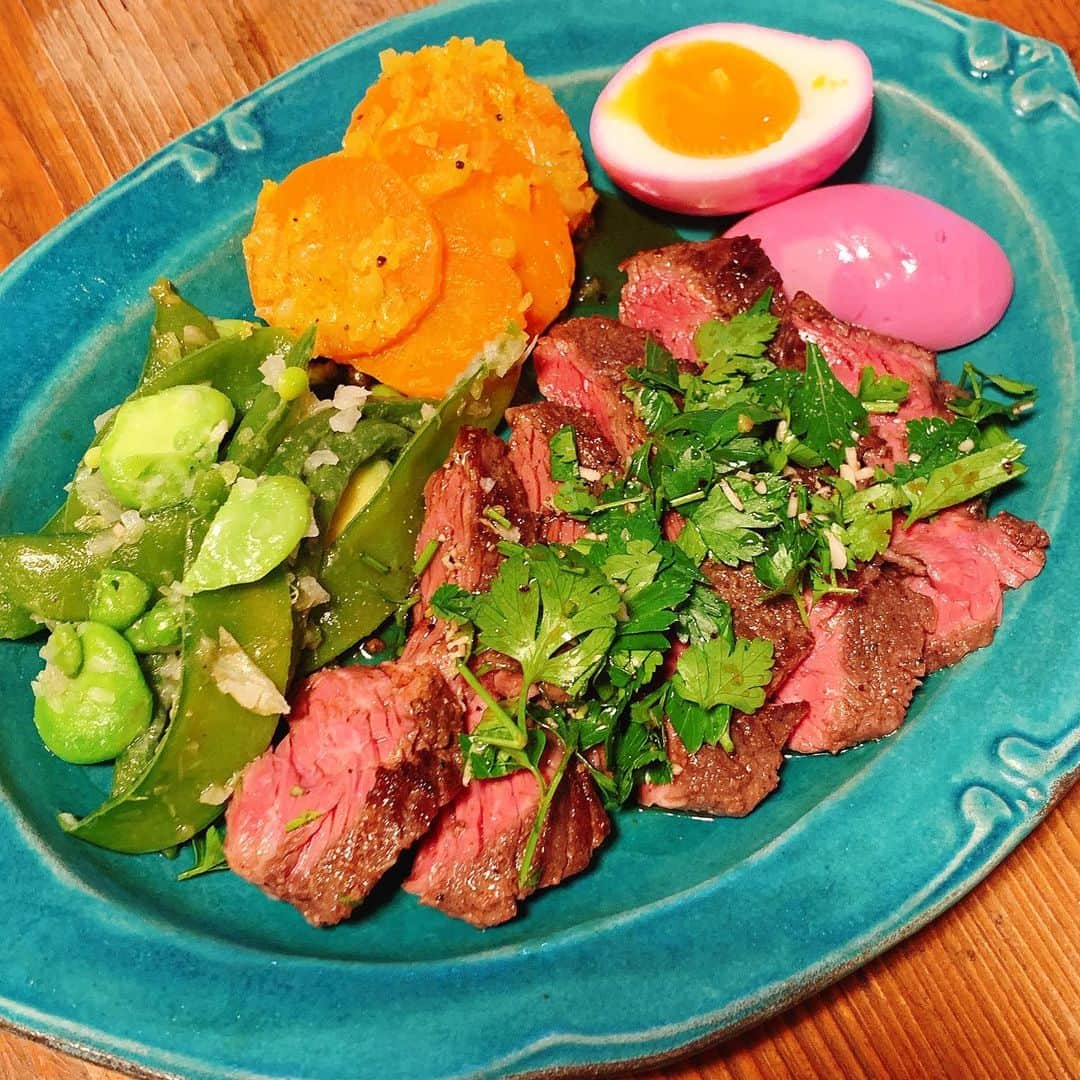 谷口菜津子のインスタグラム：「晩酌 ・ ・ 豆類のバター蒸し、にんじんのオレンジバター煮、卵のピクルス、ていおんちょうりしたハラミ肉 ・ ・ ここのところ引っ越し準備で疲れていたので元気になる料理を作った！ 紫キャベツは青い煮汁だったのに酢を入れたらピンクになっておもしろい。 ・ #晩酌　#自炊」