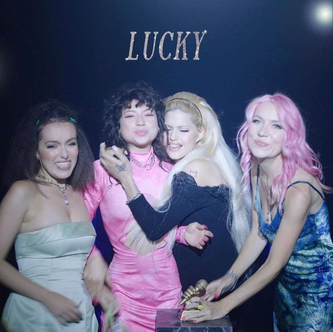 Block.fmのインスタグラム：「Nasty Cherryが新曲「Lucky」をリリース！⁠ ⁠ Netflixの「I'm with the Band」にもフィーチャーされた、Charli XCXのレーベルからデビューしたバンド。カバーアートはBritney Spearsにインスパイアされたとコメント！⁠ ⁠ #bfmstaffpick⁠」