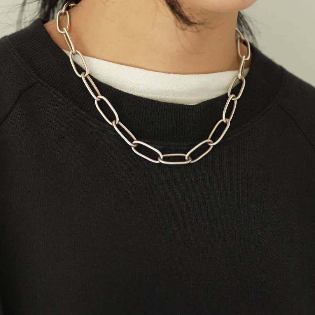 USAGI ONLINEさんのインスタグラム写真 - (USAGI ONLINEInstagram)「チョーカーのように楽しめるTODAYFULのSilver925のチェーンネックレス。  胸元でしっかりと存在感をアピールできるアイテムなのでシンプルなスタイリングにプラスするのがおすすめ。着用を重ねることでSilver925ならではのくすみと経年変化を楽しんでいただけます。  #usagionline #todayful #accessory #necklace #silver925 #ウサギオンライン #トゥディフル #アクセサリー #ネックレス #チョーカー #チョーカーネックレス #シルバーアクセサリー」1月30日 10時12分 - usagionline