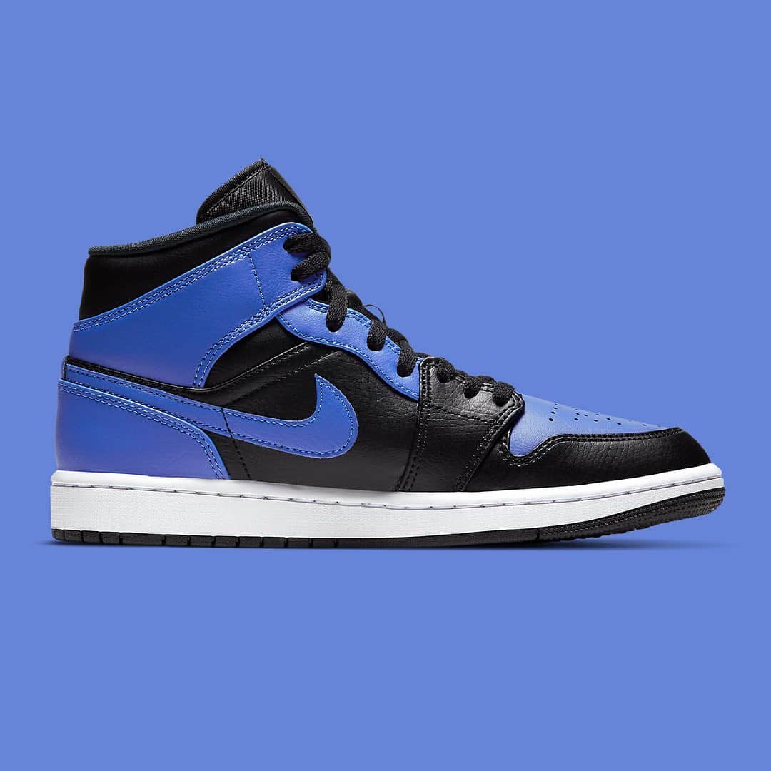 HYPEBEASTさんのインスタグラム写真 - (HYPEBEASTInstagram)「@hypebeastkicks: Here's an official look at the Air Jordan 1 Mid "Royal." Sporting a familiar color blocking as its High iteration, the shoe differentiates itself with a few tweaks. Uppers are constructed of leathers both tumbled and smooth, with royal blue appearing on toeboxes, eyestays, Swooshes, heels and collar flaps and features the contrasting black leather. The noticeable difference to the High OG is seen via the black-to-blue switch on the eyestays. Expect these to release within the coming weeks for $120 USD.⁠⁠ Photo: Nike」1月30日 10時12分 - hypebeast