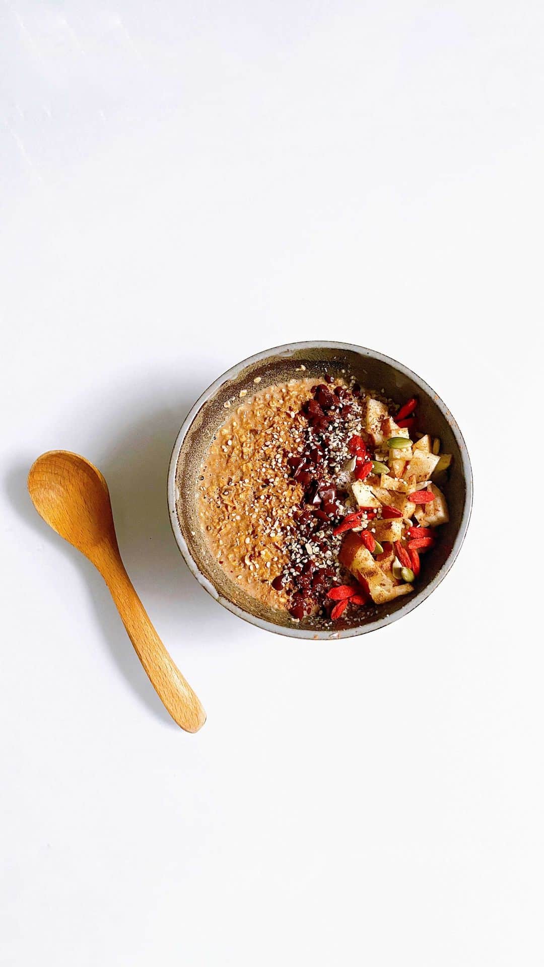 ケリーのインスタグラム：「・ 6分で作れるチャイチョコレート オートミールボール🥣🍫❤️  朝からバタバタで、朝ご飯作れる 時間がない時におすすめです☝️ 簡単、すぐ作れる、そしてヘルシー😉  ￼  🅰️材料分  カカオパウダー　　　　大さじ1 メイプルシロップ　　　大さじ2 シナモンパウダー　　　小さじ1/4 カルダモンパウダー　　小さじ1/4 ナツメグパウダー　　　小さじ1/4 ターメリックパウダー　小さじ1/4 塩と黒胡椒　　　　　　少々 ソイミルクまはは好きな植物ミルク 200ml  🅱️材料分  クイーンインスタントオーツ　40gr チアシード　　　　　　　　小さじ1  トッピングは好きな物で大丈夫です🙆‍♀️ 私は、ココナッツフレーク、刻んだ 70%ダークチョコレート、りんご、 ゴジベリー、種類、 シナモンパウダー、ヘンプシード😉 @hemps_from_japan  ・ 作り方は簡単❗️  ⑴小鍋に🅰️の材料を入れて、よく混ぜて、 弱火で2分程煮出します。  ⑵ ボールに🅱️の材料を入れて、⑴を加えたら よく混ぜて、お皿を使って蓋して4分ほど蒸す。 水分の量が減るぐらない😉  ⑶好きなトッピングして召し上がれ🙏😋  6mits Chai Chocolate Oatmeal bowl 🥣🍫❤️  Hi guys!!! This is a perfect idea for Breakfast! It’s quick,easy and healthy😉 ￼  🅰️ ingredients   Cacao Powder 1 tb Maple Syrup. 2tb Cinnamon powder 1/4tbsp Cardamom powder 1/4tbsp Nutmeg Powder 1/4tbsp  Turmeric powder 1/4tbsp Salt and Black pepper a pinch  Soy Milk or any Plant Based Milk 200ml  🅱️ ingredients   Quick Oats 40gr Chia seed 1tbsp  Assembly with Your favorite toppings☝️😉 I used Coconut Flakes,70% Dark Chocolate,Apple,Cinnamon powder, Goji Berry and Hemp Seeds.  @hemps_from_japan   Instructions  1)In a small saucepan combine all the  ingredients 🅰️ stir it well. In low heat  bring it to boil for about 2mits.   2)In a bowl add the ingredients 🅱️ and pour the chai chocolate.Cover it for 4mits or until  It absorbs most of the liquid!  3)Top with your favorite Toppings and Enjoy😋  Hope you guys would like 👍   #kellysrecipebitoremeshi  #ケリーレシピ美トレめし」