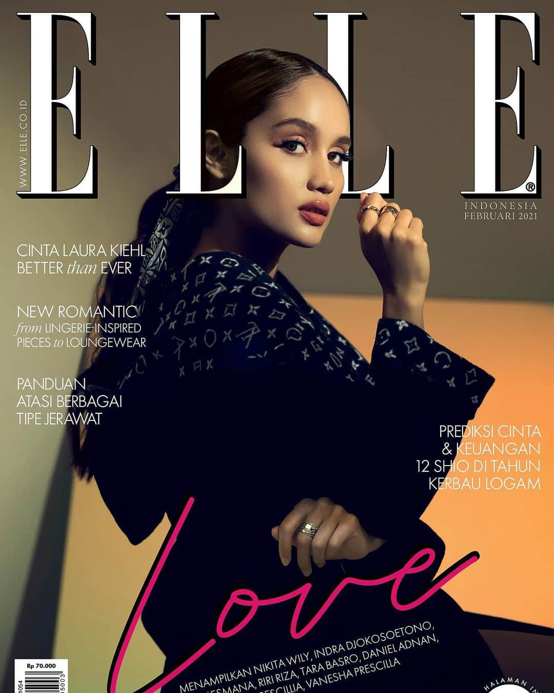 Cinta Lauraさんのインスタグラム写真 - (Cinta LauraInstagram)「First cover of 2021! 🔥  • Shooting this cover and doing the interview for @elleindonesia was such a blast. ♥️ I had the opportunity to really open up about my passions, thoughts on happiness and understanding of forgiveness. I was surprisingly able to show vulnerability and open up about the obstacles I had faced throughout my career.  • Hope you guys enjoy this piece as much as I do! Happy Saturday! 🌞 • #cintalaurakiehl #kiehlers」1月30日 10時18分 - claurakiehl