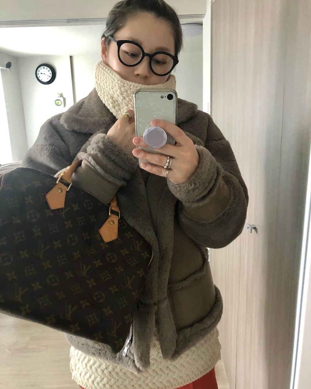 ◆miki◆のインスタグラム：「* * 🐨🐨🐨 * ちょっと自分的に挑戦な ライダース風ムートンコアラちゃん🐨  軽くて暖かくて こーゆーのもええねぇ‼️‼️  生地が気持ち良すぎて スリスリしてまう😚  @ladiesfashion.kandk  ここプチプラで可愛いよー🤍🤍  オレンジのパンツはストーリー流しますー🍊  #kandk_style #母ちゃんのootd #ママコーデ #ママファッション #マタニティコーデ #マタニティファッション #妊娠5か月 #maternity」