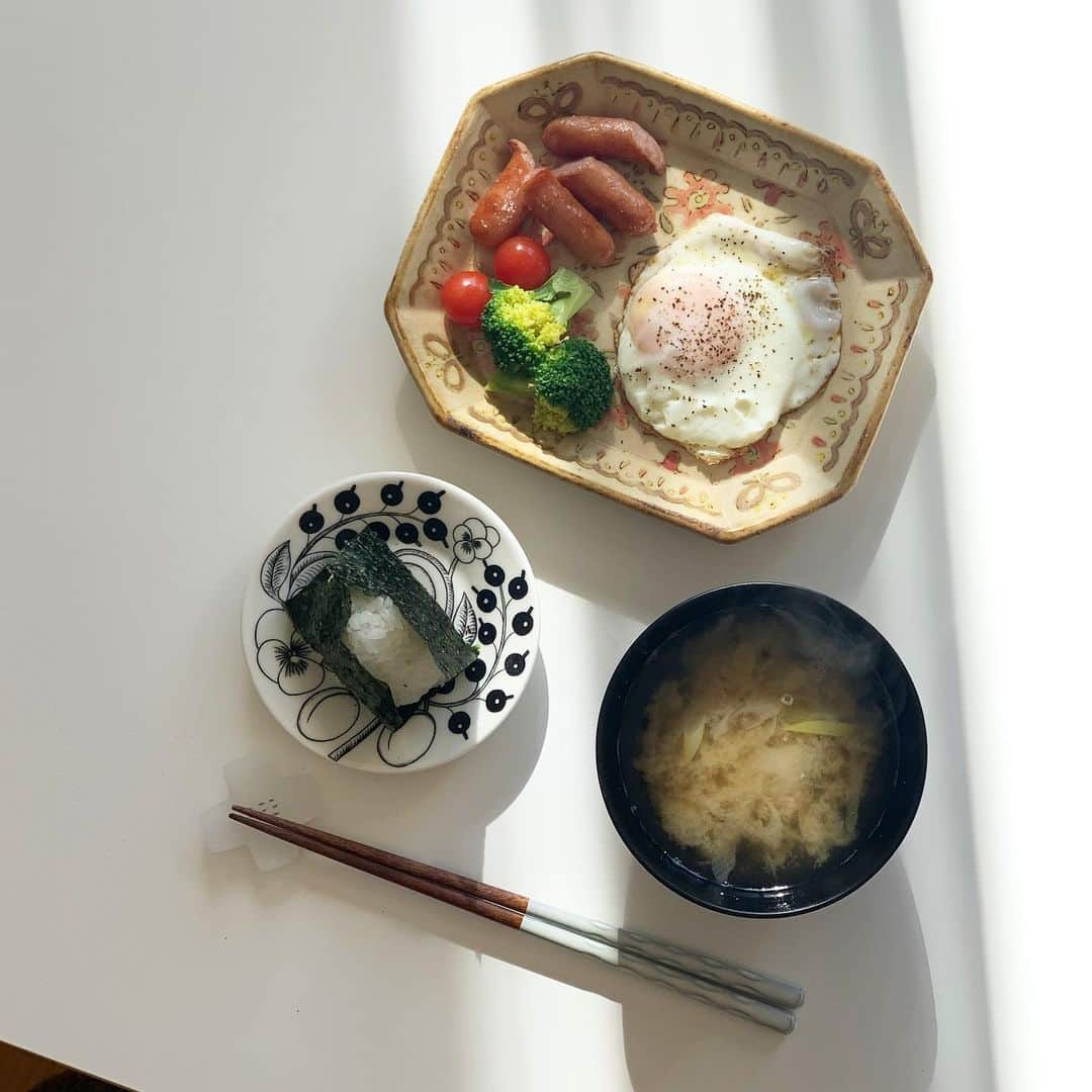 佐藤友子さんのインスタグラム写真 - (佐藤友子Instagram)「めずらしく和朝食。今年は無理のない程度に朝のお味噌汁を心がけてみようかと😌」1月30日 10時20分 - tomokosato_hokuohkurashi