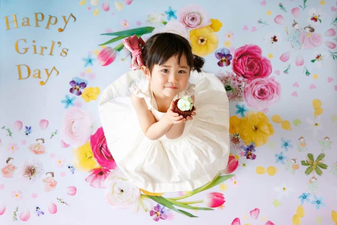 gracocoro Ryoko ONLINE SHOP＜グラこころ＞のインスタグラム：「ハイセンスなママからの支持が高いデザイン＜hinamatsuri blossom＞は、こんな風に撮影しても素敵❣️✨ ・ 床に敷いて上から撮影すると、 お花の中に浮かんでいるような 写真に仕上がるんです💕 なんだかお花の妖精のような… 親指姫のような…🌷 ・ ふんわり広がるワンピースに パッとお花が開いて。 女の子がとっても映えますよね😊💕 ・ ケーキに喜ぶ 2枚目3枚目のお写真も可愛い❤️ ・ こんなかわいいお写真を おうちの中で、準備も手軽に 撮影していただけるのです🤗 ・ お洋服も、ワンピースから ドレスはもちろん お着物にもマッチするんです👘 ・ 色んなショットを楽しんでいただける ＜hinamatsuri blossom＞🌷 ・ 春らしく、女の子らしい 華やかなひなまつりフォトを残したい✨ という方にとってもオススメです🤗💕 ・  📢 ＝＝＝＝＝＝＝＝＝＝＝＝＝＝＝＝ 🎎グラこころのひなまつり🎎 ＜第2回予約受付＞ いずれも、数量・期間限定予約販売 【1/29(金)20:00〜2/5(金)まで】 ・ ◎発送は2/9(火)から順次  2/下旬頃までのお届けを予定しています。 ※ご注文が集中し、大変混み合います。 なるべく早くお届けすべく尽力しておりますが、 順次の発送となり、 通常よりお時間いただくことご了承ください。 ・ ※現在、多くのリクエストをいただいているため、 商品によっては予約期間を前倒して 受付を締め切らせていただく可能性がございます。 予めご了承ください。 ※他の商品と一緒にご注文は可能ですが、 その場合発送は2/9(火)より順次、 2月下旬頃までにお届けとなります ※大変混みあうことが予想されますので、 ひなまつり用以外の商品も発送までに 通常より1〜3営業日余分にいただいております。 ＝＝＝＝＝＝＝＝＝＝＝＝＝＝＝＝  一枚、貼るだけ。 おうちが写真館になる。  グラこころオンラインショップは @gracocoryoko  プロフィール欄リンクより  #グラこころのひなまつり #グラこころ #gracocoro #おうち写真館 #ママライフ#ママカメラ #雛祭り#ひな祭り #ひなまつり #桃の節句 #女の子 #娘 #女の子ベビー #女の子baby #女の子ママ #新米ママ #2020年生まれ #2021年生まれ #2018年生まれ #2019年生まれ #初節句 #雛飾り #お雛様 #おひな様 #雛人形 #姉妹ママ #令和3年ベビー #令和元年ベビー #令和2年ベビー #女の子ママ」
