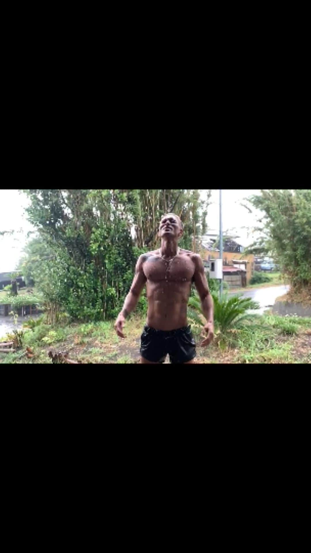 松尾光次のインスタグラム：「去年のなとぅ🌧🌬」