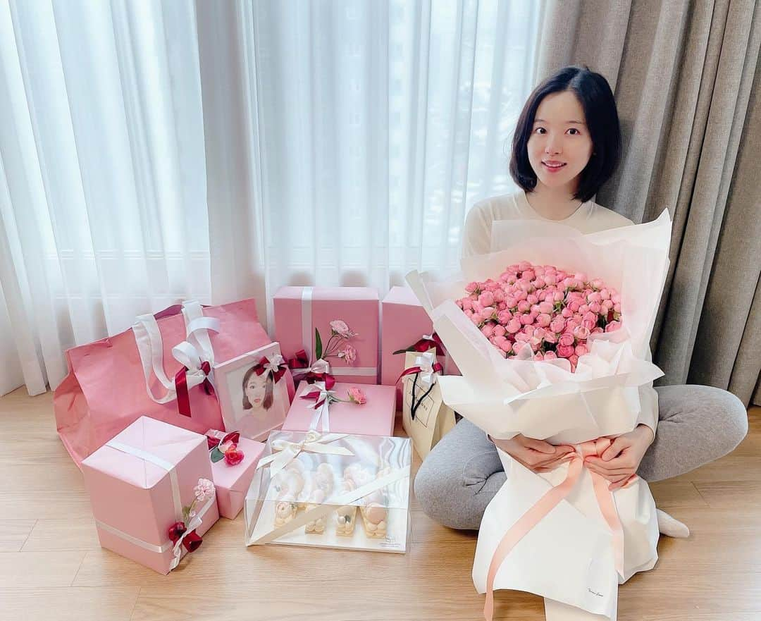 カン・ハンナさんのインスタグラム写真 - (カン・ハンナInstagram)「포근이들의 축하로 너무너무 행복한 생일날 아침🥳 축하해줘서 고마워요💗💗💗  #포근이들 #최고야고마워사랑해 #분홍분홍한생일」1月30日 10時29分 - k_hanna_