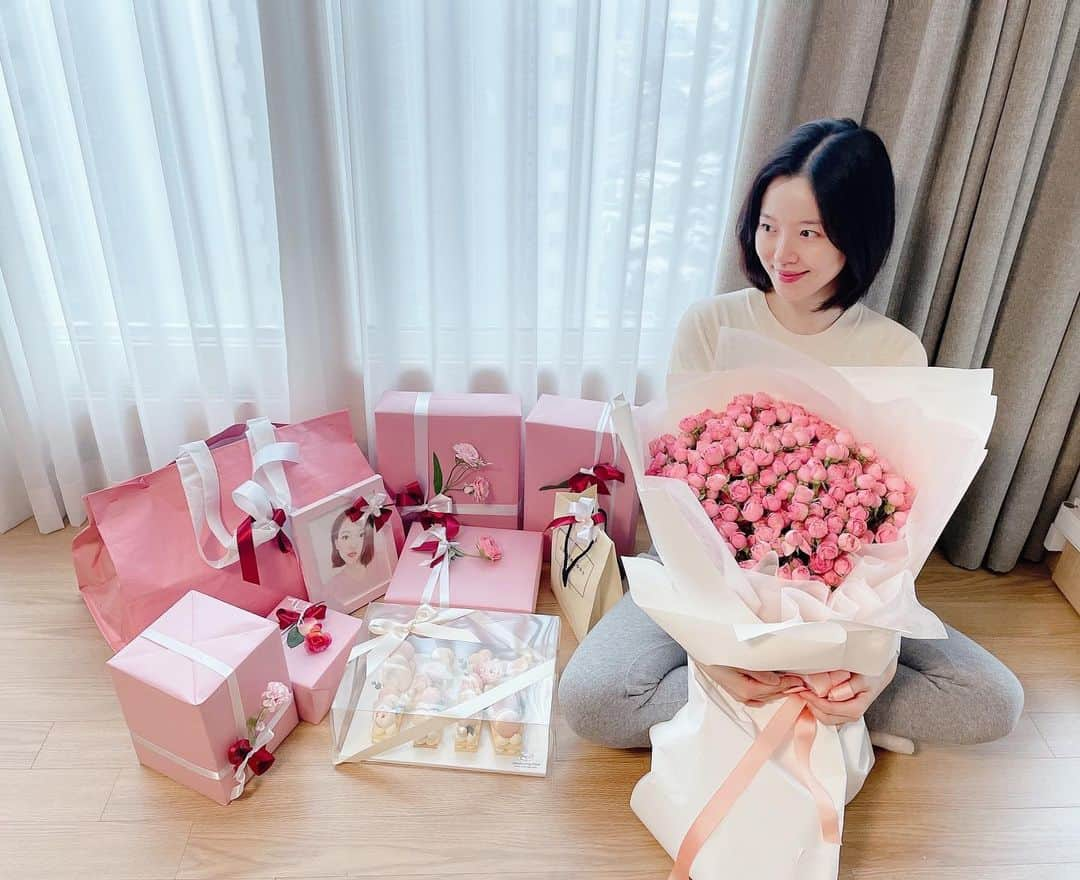 カン・ハンナのインスタグラム：「포근이들의 축하로 너무너무 행복한 생일날 아침🥳 축하해줘서 고마워요💗💗💗  #포근이들 #최고야고마워사랑해 #분홍분홍한생일」