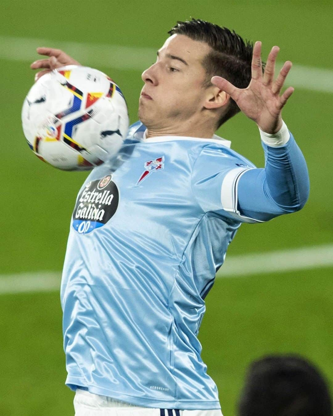 LFPさんのインスタグラム写真 - (LFPInstagram)「💙 PASSIONATE @santimina7! 💙  💙 ¡#SantiMina, APASIONADO! 💙  #Celta #LaLiga #LaLigaSantander #Football  #HayQueVivirla #YouHaveToLiveIt」1月30日 10時30分 - laliga