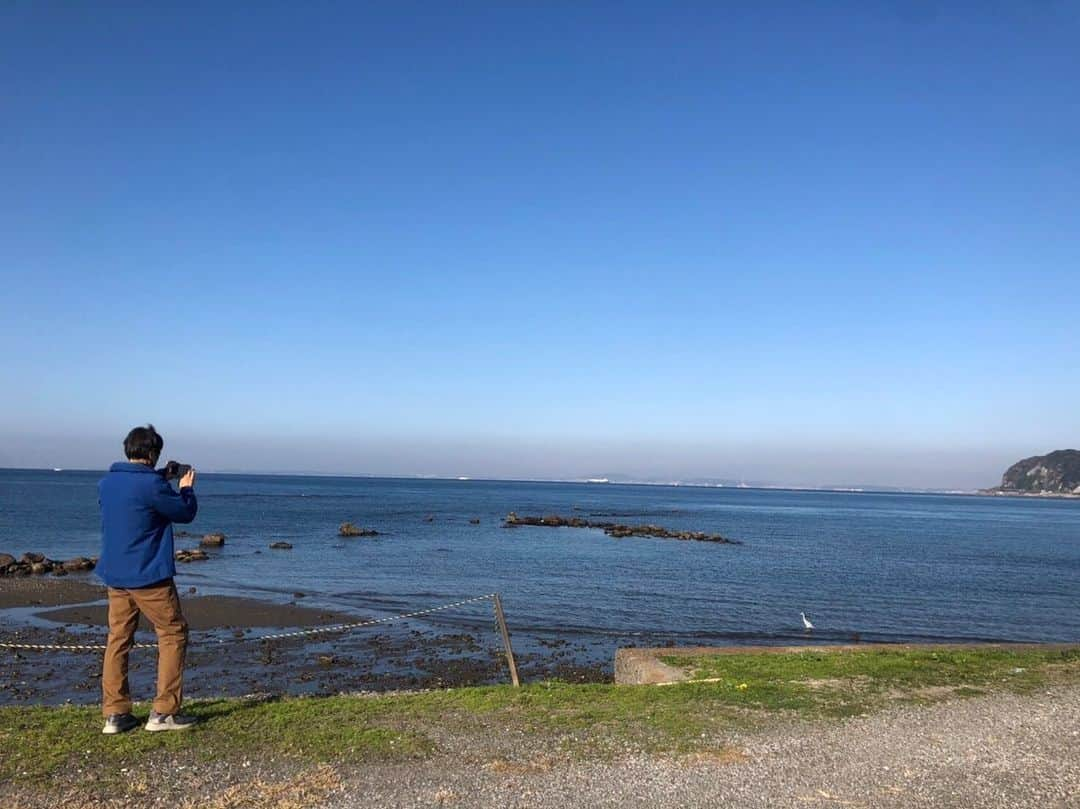 【公式】監察医 朝顔さんのインスタグラム写真 - (【公式】監察医 朝顔Instagram)「...﻿ 🌊監察医朝顔 第11話 再放送🌊﻿ ﻿ 📍1/30(土) 26:45〜27:45﻿ (関東ローカルでの放送です)﻿ →TVerでは2/1(月)19:59まで無料配信中📱✨﻿ ﻿ 今回は、第11話から問題でございます🏡﻿ 仙ノ浦から帰ってきた朝顔のもとへ﻿ 遊びにきた忍。つぐみと一緒に机で食べ始めた﻿ 仙ノ浦のお土産は一体何だった？🍬﻿ ﻿ ①豆乳ドーナツ‪﻿ ②海鮮煎餅‪﻿ ③くるみ羊羹﻿ ④牛乳ロールケーキ﻿ ﻿ 解答は、コメント欄にお願いします❗﻿ 正解は12話放送後に発表予定💪﻿ ﻿ #快晴の大海原を撮っていた平さん﻿ #そのお姿が絵になっていましたので﻿ #思わずパシャリ﻿ #そのあともう1枚こちらを向いていただいて﻿ #パシャリパシャリ﻿ ﻿ #次回の監察医朝顔は﻿ #第12話2月1日月曜日﻿ #夜9時放送 ✨﻿ #第10話クイズの正解は﻿ #4のホワイトベーカリーでした﻿ #上野樹里﻿ #時任三郎﻿ #風間俊介﻿ #第2シーズン﻿ #監察医朝顔﻿ #朝顔﻿ #監察医朝顔2﻿ #朝顔2﻿ #続編﻿ #新作﻿ #2クール﻿ #撮影中﻿ #月9﻿ #フジテレビ」1月30日 10時31分 - asagao2_2020