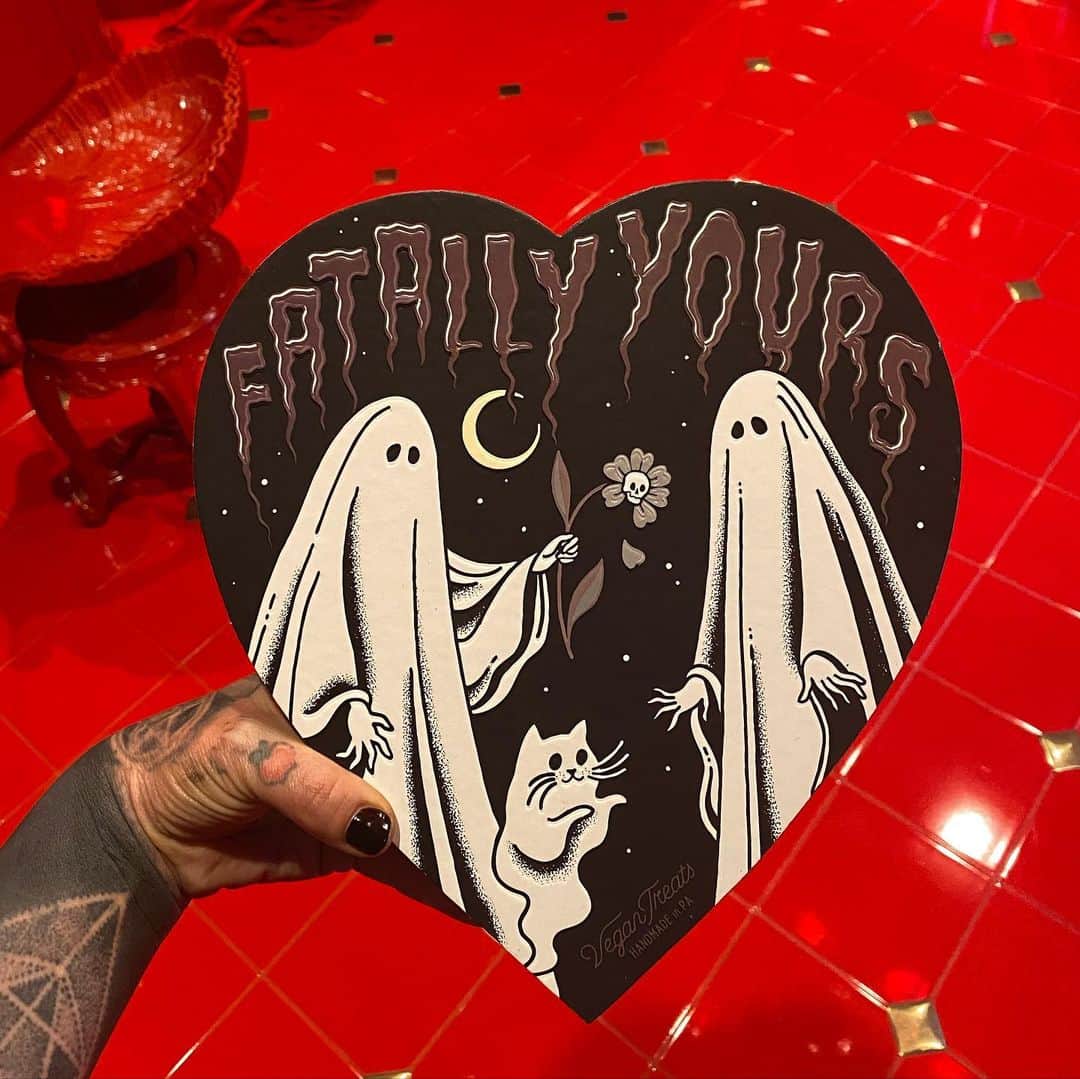 Kat Von Dのインスタグラム：「I just got @vegantreats limited edition Valentine’s box of vegan chocolates, and @prayers just couldn’t wait till Valentine Day to eat one before I got a photo!! ❤️ I know @vegantreats Valentine’s boxes sell out super fast, so hope you guys get your loved ones one! ❤️ #vegantreats #fatallyyours」