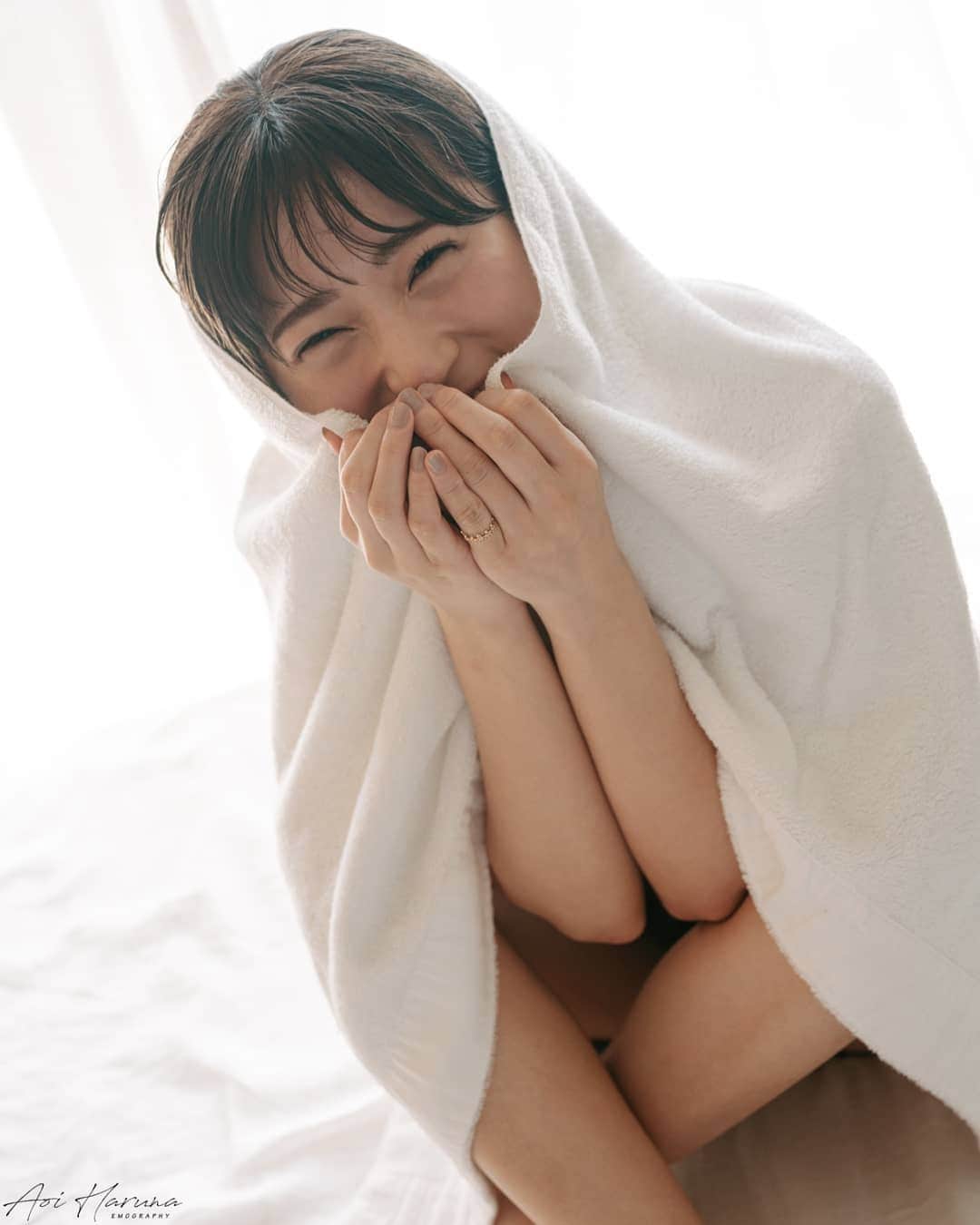 遥南碧さんのインスタグラム写真 - (遥南碧Instagram)「朝起きたら、隣にキミがいる幸せ  部屋を暖かくして、薄着でいるの楽でいいよね  💃 @__ochiairi__ 📷 @harunaoi_photo 💄 @nao.hairmake 🩲 @loveran_official * * * #何気ない日常の物語 をモチーフに 東京拠点で #被写体募集 しているので モデルのファッション撮影や アイドルのグラビアなど 一緒に作品撮り出来る ヘアメイク 、スタイリスト も募集中✨  案件やコラボのお誘いは お気軽にコメント、DMください！ * * * #インスタグラビア #グラビア #性感內衣 #粉我 #フィルム好きな人と繋がりたい #フィルム寫眞 #幸せな瞬間をもっと世界に #좋아요반사 #関西写真部SHARE #人像攝影 #儚くて何処か愛おしい様な #地下アイドル #部屋撮り #スクリーンに恋して #その瞬間に物語を #フェチ #analogportrait #japanesegirl  #lovefilmclub #패션스타그램 #셀카그램 #좋아요 #팔로우 #as_archive  #indy_photolife #photogram_archive  #jp_portrait部  #good_portraits_world」1月30日 10時38分 - harunaoi_photo