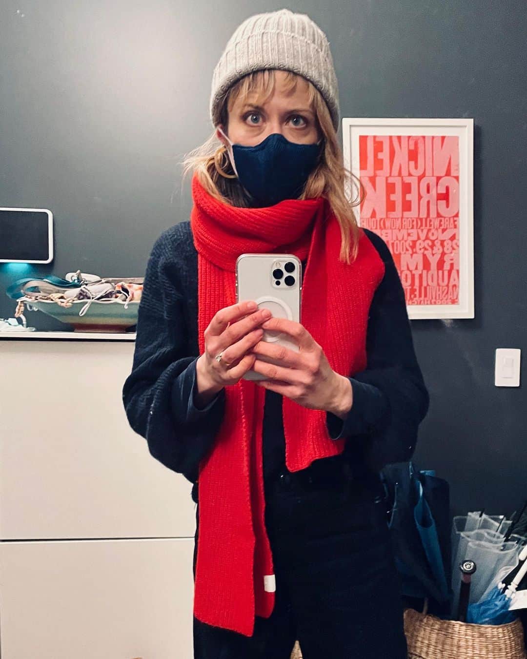 クレア・コフィーのインスタグラム：「Back home after outdoor dining in 20 degree chill because without restaurants i.e. places to watch beautiful strangers over glorious sustenance, what is life?! This post sponsored by long underwear. #saverestaurants  @frankiesspuntino @indprestaurants」