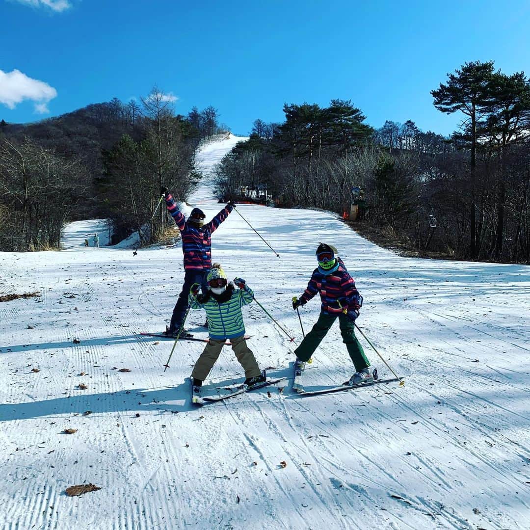 市川ショウのインスタグラム：「自粛前に行ったやつ。 我が家の愛しいボーゲン3人組。 (娘は初スキー) 早く堂々と旅行とか行きたいね。。。」
