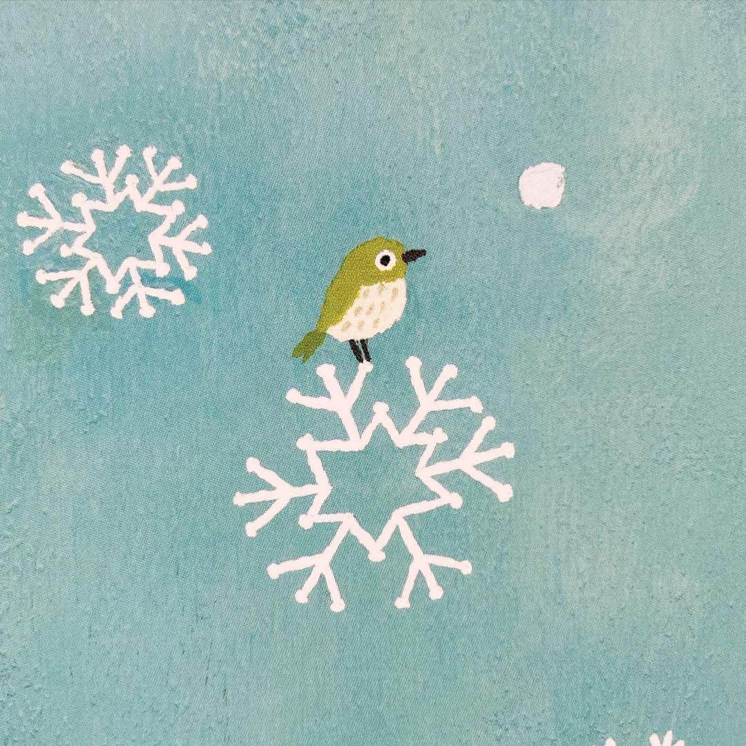 妹尾香里さんのインスタグラム写真 - (妹尾香里Instagram)「毎日が発見2月号です！ 雪の結晶❄︎❄︎❄︎  2月号は12月上旬頃描いてて、この頃街には雪の結晶の飾りが溢れてました！ ほとんどの窓にあったんじゃないかと思うほど…  鳥はメジロです。 脚が可愛く描けたので満足です(*´ω｀*)   #毎日が発見 #雪 #メジロ #梅 #福寿草」1月30日 10時52分 - senokaori
