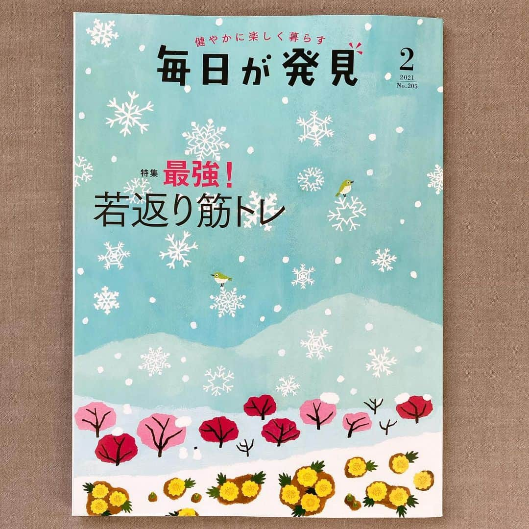 妹尾香里のインスタグラム：「毎日が発見2月号です！ 雪の結晶❄︎❄︎❄︎  2月号は12月上旬頃描いてて、この頃街には雪の結晶の飾りが溢れてました！ ほとんどの窓にあったんじゃないかと思うほど…  鳥はメジロです。 脚が可愛く描けたので満足です(*´ω｀*)   #毎日が発見 #雪 #メジロ #梅 #福寿草」