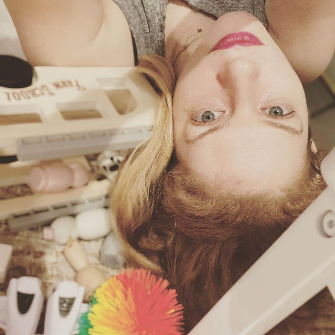 レイチェル・レフィブレのインスタグラム：「It’s Friday night! It’s the weekend baby!!!...So I put on lipstick to clean up the toys.」