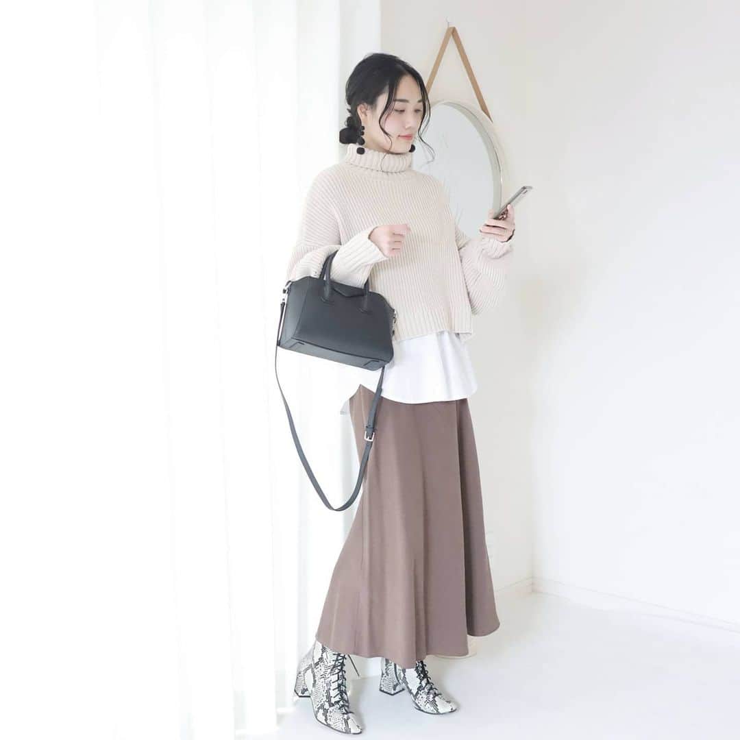 Eri Satoさんのインスタグラム写真 - (Eri SatoInstagram)「beige×brown×blackコーデ · tops: @titivatejp  shoes: @lisavicky_japan  bag: @kalie_official · 付け裾つけとけばコーデがオシャレに見えるかな🤗 って具合でヘビロテしてます笑 めちゃおすすめー！！！ · 靴は @lisavicky_japan  パイソン柄をポイントに💛 · 1月もう終わっちゃうねー😂 2月はお友達に会えるかなぁ🙏✨ みんなが始めてる #clubhouse わたしAndroidだから出来ないという😇 · · #titivate #ニット#高身長コーデ#ママコーデ#カジュアルコーデ#ニットコーデ#ワンピースコーデ#リサビッキー#マルコマージ#パイソン柄 #fashion#ootd#outfit#code#coordinate#style#ファッション#コーディネート#コーデ#プチプラ#プチプラコーデ#mamagirl#locari#partegram#カジュアル#お洒落さんと繋がりたい#pr」1月30日 10時46分 - satoeri626