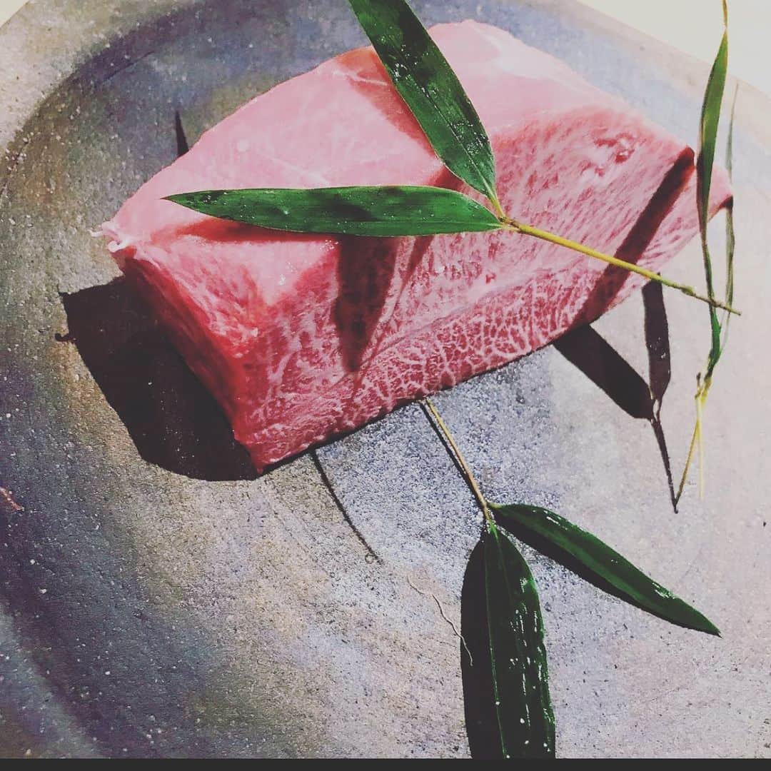 のインスタグラム：「おはよう御座います。 吟難波店でございます。  ⭐️ランチ営業26日〜⭐️  :豆腐サラダ :コシヒカリ :椀物 :香の物 :小鉢 :焼き贅沢3種盛 :デザート 1800円(税別)  ⭐️17日〜限定イベント⭐️ 16時〜17時までのネット予約 一休限定百合コース10000円(税別) 何と30%off今だけ  緊急事態宣言のため Open　16時00分 close  20時00分 アルコールラスト　19時00分 コースラスト　18時00分  またお昼のご要望や テイクアウトなども 承っております。 何なりとお申し付け下さいませ。  ※菫コース以上 プレモル、角ハイ、酎ハイ All100円 16時〜18時までの ネットご予約のみ！  〒542-0076 大阪府大阪市中央区難波1-8-16 NAMBA HIPS 10F TEL 06-6214-1131 17:00〜20:00 (緊急事態宣言の為)  またテイクアウトも 絶賛好評中です。 お早めのご予約を  #難波 #肉 #吟 #なんば #尾崎牛 #難波駅 #駅チカ　 #テイクアウト #弁当　 #大阪難波　 #夜景　 #なんばHIPS　 #ヒップス #個室 #ワイン #スパークリング #記念日 #誕生日 #肉好きな人と繋がりたい #カップル席 #大阪グルメ #難波グルメ #難波ディナー #難波クーポン」