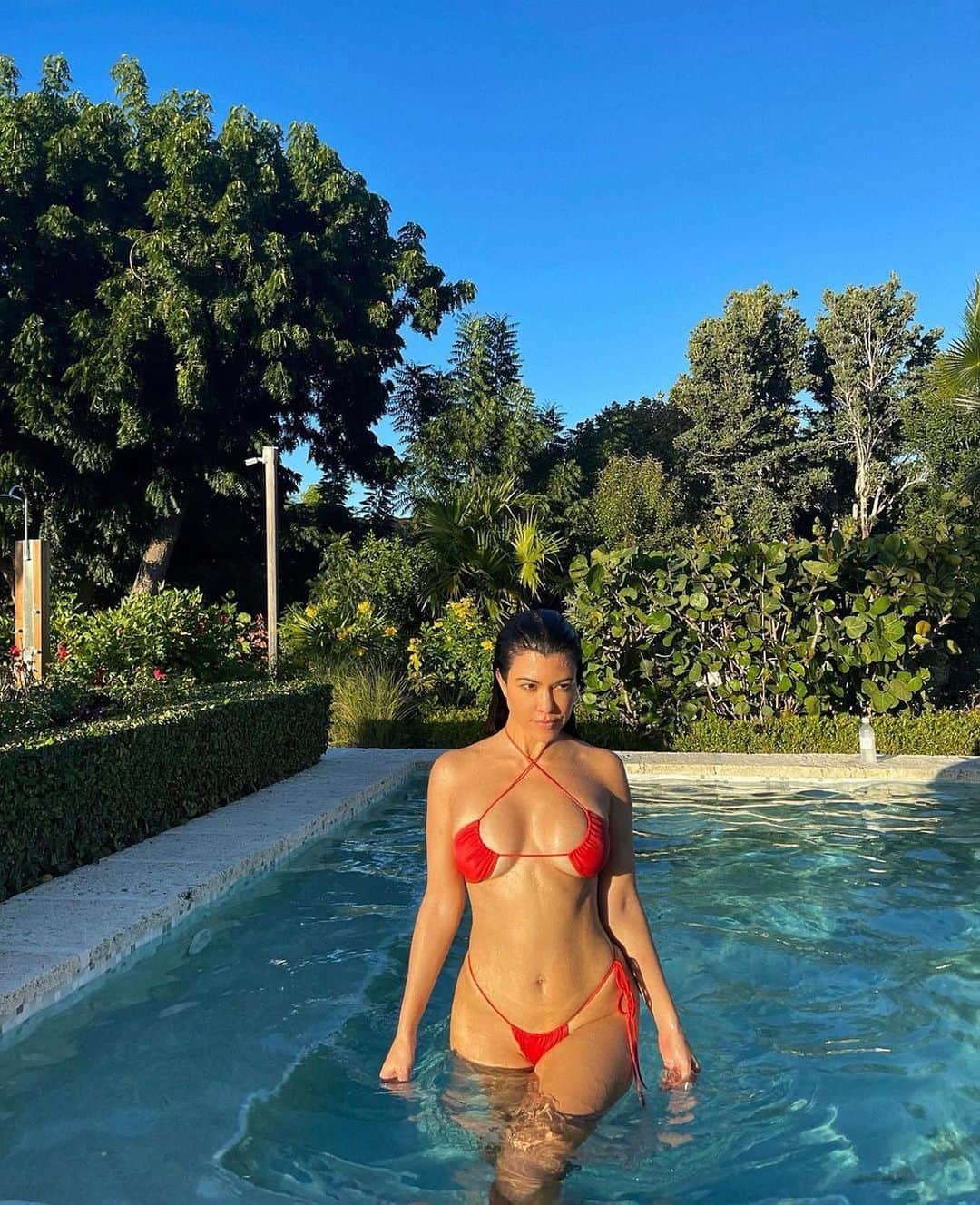 Just Jaredさんのインスタグラム写真 - (Just JaredInstagram)「@kourtneykardash put her incredible body on display in a barely-there bikini. The photos were snapped by her younger sister Kylie Jenner! #KourtneyKardashian Photos: Instagram」1月30日 10時47分 - justjared