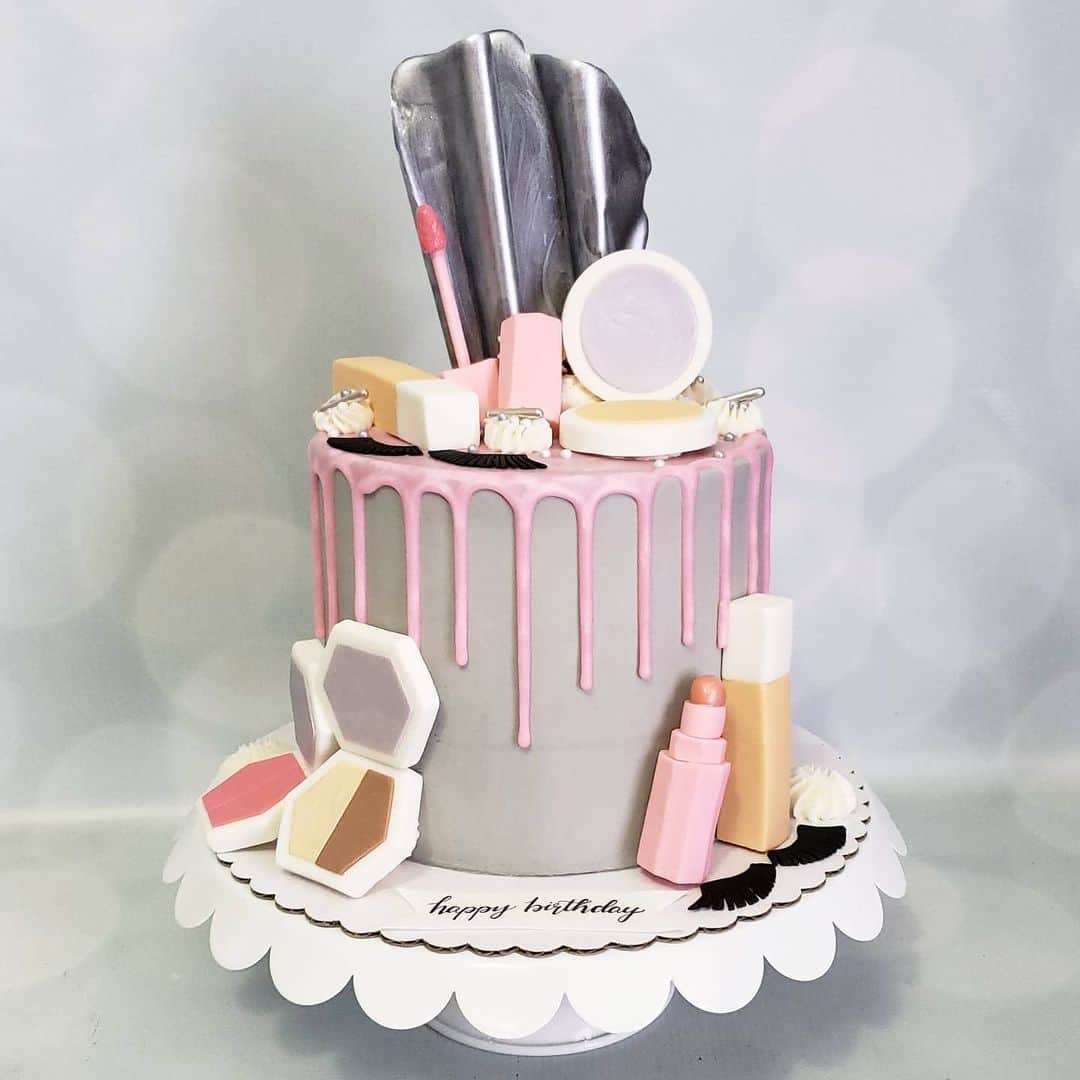 Honey Bee Cakesのインスタグラム：「Makeup Cake」
