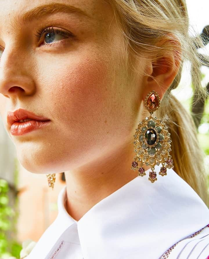 Marchesaさんのインスタグラム写真 - (MarchesaInstagram)「A BTS shot from Resort 2020 Marchesa. What is your go-to jewelry accessory? #re20marchesa #marchesa」1月30日 11時00分 - marchesafashion