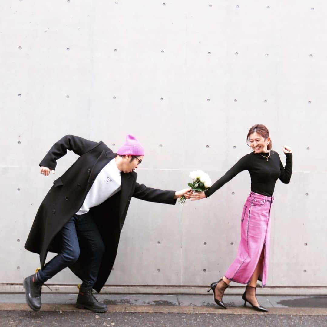 坪井安奈さんのインスタグラム写真 - (坪井安奈Instagram)「【婚約のご報告】﻿ ﻿ このたび婚約をしまして、﻿ お世話になっている皆さんにご報告です。﻿ ﻿ 2021年の抱負に「コラボ」と掲げました。﻿ そして、今年の最初で最大のコラボが「結婚」です。﻿ ﻿ お相手は、作曲家・音楽プロデューサー・アーティストとして活動している齊藤耕太郎さん。﻿ お互いに会社員を経験した後に個人事業主になった者同士。﻿ 海外に住んだ経験があったり、大学も同じだったりと何かと共通点が多く、﻿ コロナ禍でなかなか人に会えないなか、お互いの家が近かったことからよく散歩をするようになり、親しくなりました。﻿ ﻿ もともと、結婚に本当に興味がなかった私。﻿ どこか「不自由になる」「窮屈になる」というイメージがあったからです。﻿ ﻿ でも、そんな私の考えを変えてくれたのが彼でした。﻿ ﻿ 「結婚は最大のコラボ」﻿ ﻿ これは彼からもらった言葉です。﻿ ﻿ 彼に出会って、結婚がとてもワクワクするものに変わりました。﻿ 私にとって彼は恋人であり、親友であり、ビジネスパートナーでもある、そんな存在です。﻿ ﻿ 現在、婚約＆同棲中でして籍は3月31日に入れる予定でいます。﻿ ただ、こんなご時世なので通常の結婚と同じように進められないことも多く、﻿ お互いの家族への挨拶はZoom、両家顔合わせもリアルではできない状況です。﻿ ﻿ でも、そんな状況も二人なら「逆に面白い！」と思えます。﻿ そして、「どうせならコロナ婚の過程を発信しよう！」ということで、﻿ 今後はYouTubeなどのSNSを通じて、私たちのコラボ婚について発信していこうと思っています。﻿ （1本目のYouTube動画は、本日1月30日13:00にアップします！）﻿ ﻿ 今はワクワクしか感じていませんが、きっとこれからさまざまな試練も待ち構えていることと思います。﻿ 二人で力を合わせ、今後さらに面白い“コラボ”をたくさんしていきたいと思っていますので、﻿ 今後ともご指導ご鞭撻のほどどうぞよろしくお願いします。﻿ ﻿ 2021.1.30﻿ 坪井安奈」1月30日 11時00分 - tsuboianna