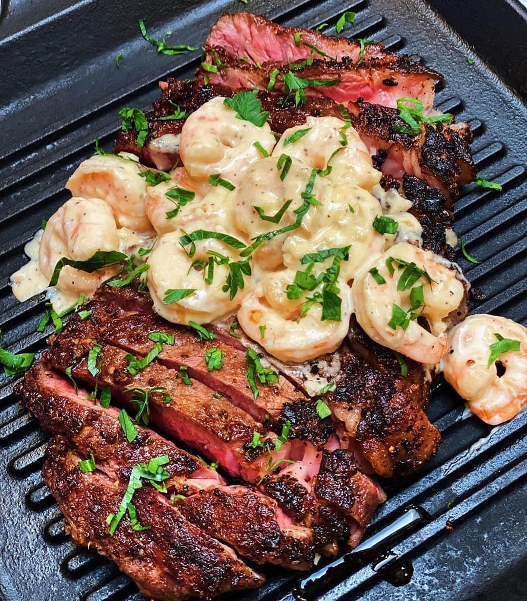 Flavorgod Seasoningsさんのインスタグラム写真 - (Flavorgod SeasoningsInstagram)「STEAK AND CREAMY RANCH SHRIMP ALFREDO⁠ .⁠ Add delicious flavors to your meals!⬇️⁠ Click link in the bio -> @flavorgod  www.flavorgod.com⁠ .⁠ Customer: @aketomyheart⁠ -⁠ Ranch Alfredo ingredients ⁠ -⁠ I garlic clove minced⁠ Shrimp cleaned and deveined⁠ 1/4 cup white wine optional⁠ 2 Tbls butter⁠ Redmond Salt⁠ Pepper⁠ 1 tsp or more Ranch Seasoning by Flavor God⁠ 1/2 cup or more cup heavy cream.⁠ .⁠ .⁠ In a nonstick pan melt the butter and sauté garlic and shrimp. As the shrimp starts to cook, pour in the wine and reduce to half. Season with salt and pepper, then add the cream. As the cream starts to thicken add the Ranch seasoning and adjust accordingly. Serve over the steak and enjoy! .⁠ -⁠ Flavor God Seasonings are:⁠ ✅ZERO CALORIES PER SERVING⁠ ✅MADE FRESH⁠ ✅MADE LOCALLY IN US⁠ ✅FREE GIFTS AT CHECKOUT⁠ ✅GLUTEN FREE⁠ ✅#PALEO & #KETO FRIENDLY⁠ -⁠ #food #foodie #flavorgod #seasonings #glutenfree #mealprep #seasonings #breakfast #lunch #dinner #yummy #delicious #foodporn」1月30日 11時01分 - flavorgod