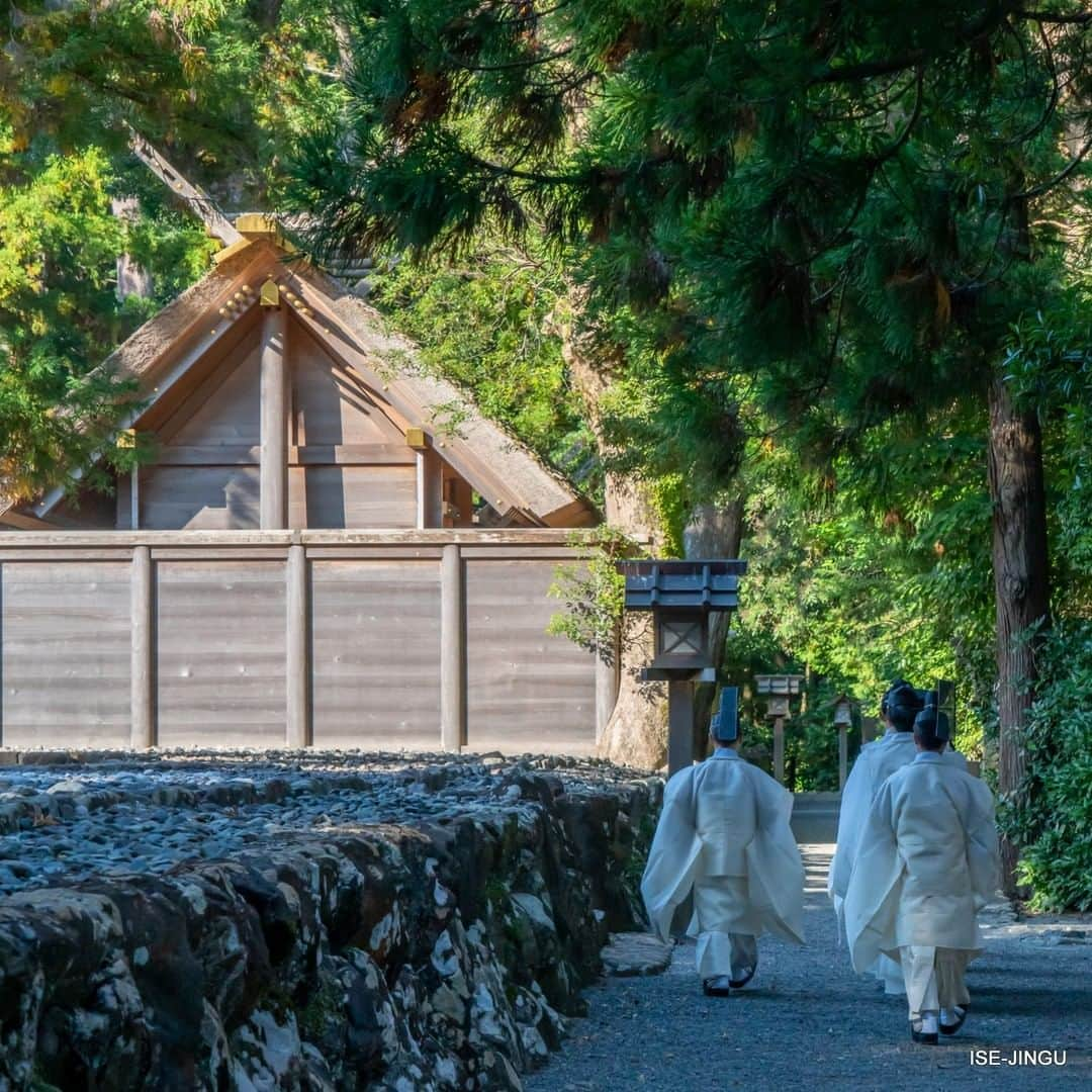 伊勢神宮さんのインスタグラム写真 - (伊勢神宮Instagram)「#伊勢神宮 #神宮 #神社 #心のふるさと ##外宮 #日別朝夕大御饌祭 #参進 #神職 #日々 #ISEJINGU #JINGU #SOUL_of_JAPAN #japan #jinja #shinto #geku #ritual #shintopriest #everyday」1月30日 11時00分 - isejingu.official