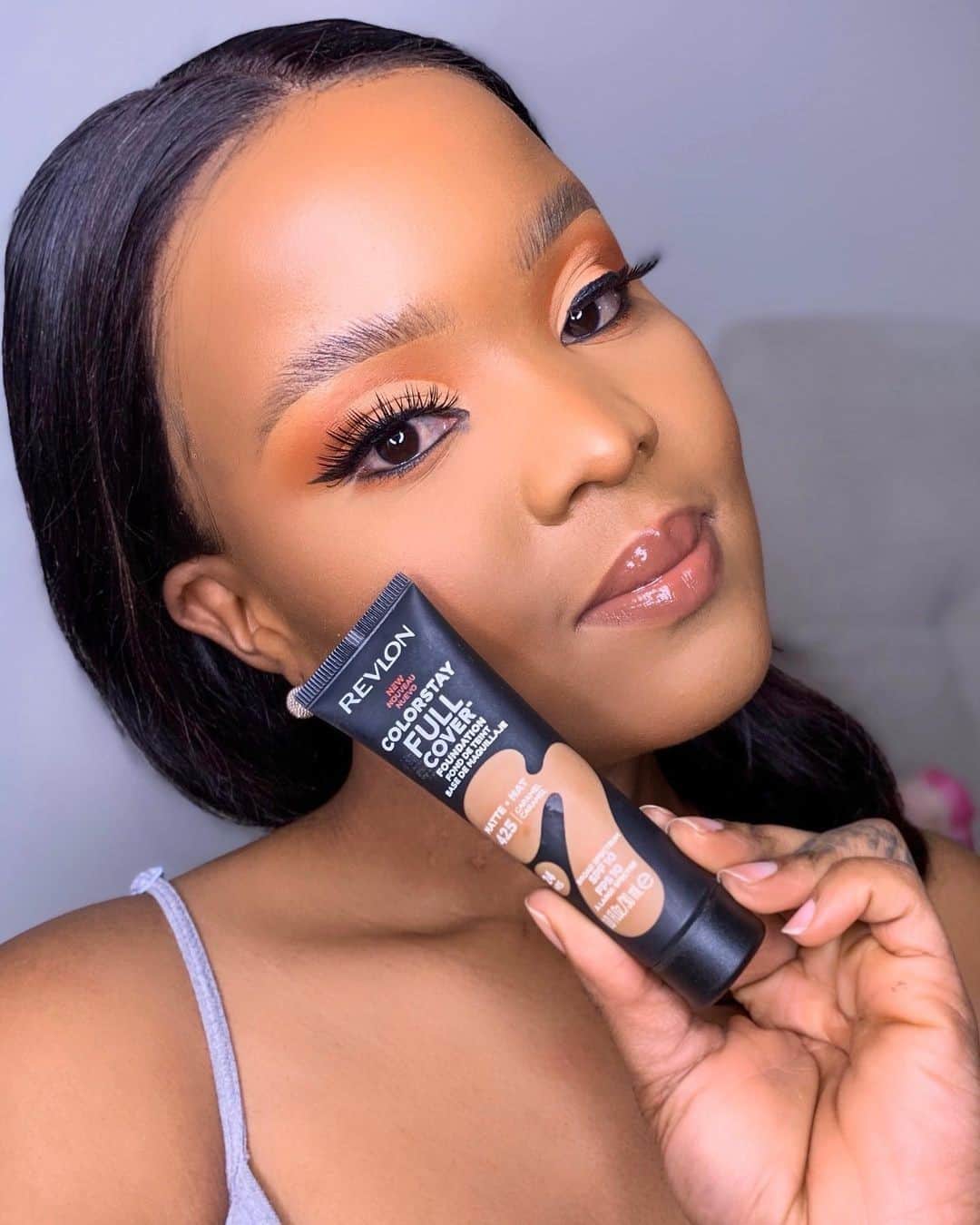 Revlonさんのインスタグラム写真 - (RevlonInstagram)「And the flawless looks just keep rolling in 🤗  @olwethu_music shows you can still get your glow on with the weightless, comfortable matte coverage of #ColorStay Full Cover Foundation in Caramel (425)」1月30日 11時00分 - revlon