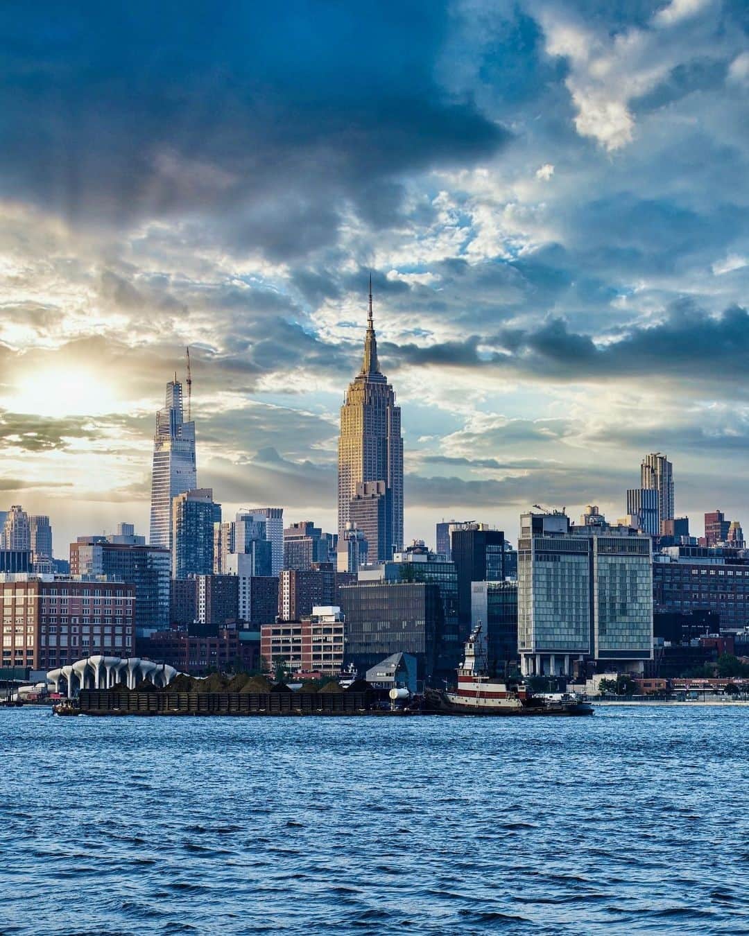 Empire State Buildingのインスタグラム：「Across the pond 🌊⁠ ⠀⠀⠀⠀⠀⠀⠀⠀⠀⁠ Follow us for more photos of #NewYorkCity! @empirestatebldg⁠ ⠀⠀⠀⠀⠀⠀⠀⠀⠀⁠ 📷: @sr.kiss #EmpireStateBuilding⁠ ⠀⠀⠀⠀⠀⠀⠀⠀⠀⠀⠀⠀⠀⠀⠀⠀⠀⠀⠀⠀⠀⠀⠀⠀⠀⠀⠀⠀⠀⠀⠀⠀⠀⠀⠀⠀⠀⠀⠀⠀⠀⠀⠀⠀⠀⠀⠀⠀⠀⠀⠀⠀⠀⠀⠀⠀⠀⠀⠀⠀⠀⠀⠀⠀⠀⠀⠀⠀⠀⠀⠀⠀⠀⠀⠀⠀⠀⠀⠀⠀⠀⠀⠀⠀⠀⠀⠀⠀⠀⠀⁠ *Disclaimer: We are indeed aware that the Hudson is not, in fact, a pond.」