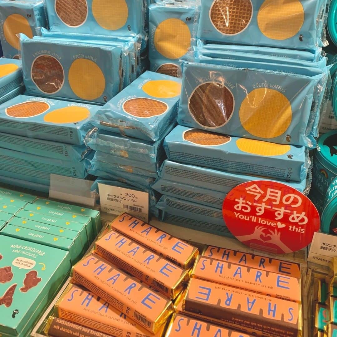Flying Tiger Japanさんのインスタグラム写真 - (Flying Tiger JapanInstagram)「チョコッといかがですか？2021年のバレンタインに。🍫🍫🍫  フライング タイガー コペンハーゲンのチョコレート。板チョコ、小分けチョコ、じっくり味わう箱型、くすっとを生む面白チョコなどなど、あま〜いラインナップをお届け中です。  オススメは、マッチョマンなチョコレート。ズッシリたっぷり。赤いハートに、目がクラクラ。ロマンティック・バレンタインマン、とお呼びください。スイートなナイスガイです。  愛を確かめあう、素敵なシーズンへ。さぁ一緒に楽しみましょう。フライング タイガー コペンハーゲン。  ※在庫状況は各店舗異なりますのでお近くの店舗までお問い合わせください。 . . #フライングタイガー #flyingtiger #北欧 #北欧インテリア #北欧デザイン #北欧雑貨 #デンマーク #hygge #バレンタイン #Valentine #チョコレート #チョコ #🍫 #マッチョ #バレンタインスイーツ #chocolate #sweets #お菓子作り #お菓子 #メダル #チョコレートトリュフ #キャラメルワッフル」1月30日 11時00分 - flyingtigerjp