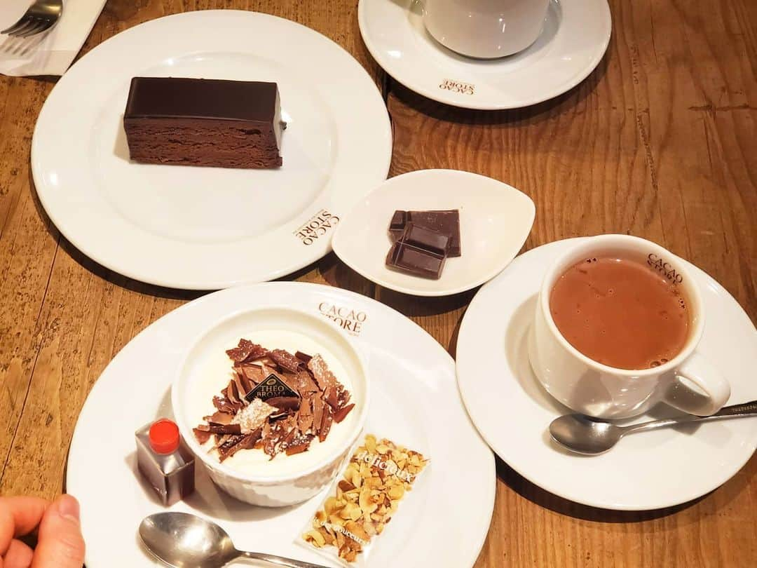 千鶴さんのインスタグラム写真 - (千鶴Instagram)「. 久々に代々木八幡にきたから #cacaostore ☕ 久々にきて癒された♡  チョコレートプリンにビターココア ビターチョコレート🍫半目になる位幸せw  妊娠後期から急に甘いもの欲する…あるあるなの？  #代々木八幡カフェ  #代々木公園カフェ  #chocolate」1月30日 10時54分 - chiduru9898