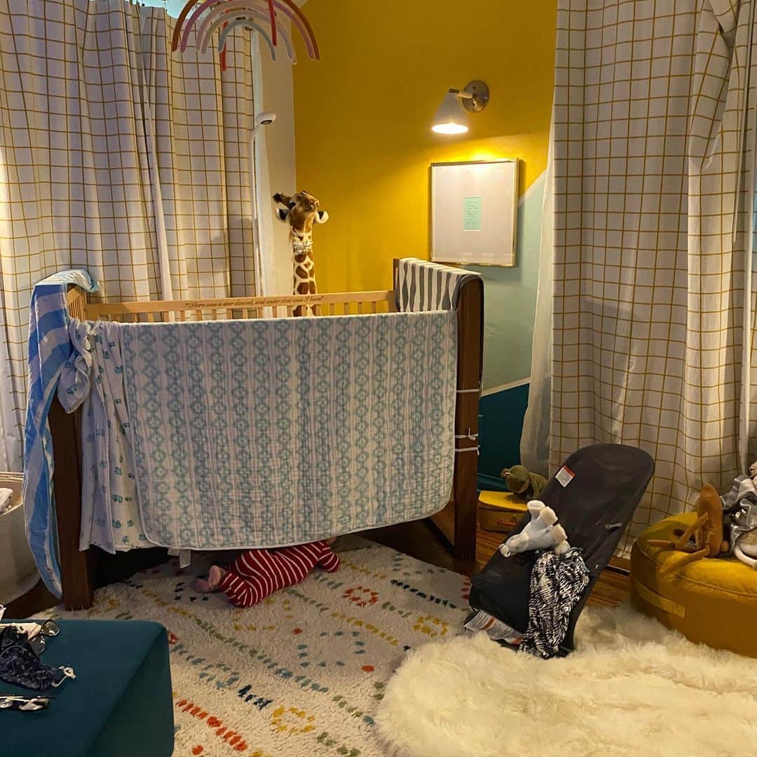 ジェシー・タイラー・ファーガソンのインスタグラム：「Escape artist.  OK! EDIT FOR ALL THE CONFUSED PARENTS! 😂: Beckett didn’t crawl out of the crib. He was on the floor playing with a toy & then he was half way under the crib. He’s just staring to scoot. We have a mover and shaker on our hands folks!!!!」