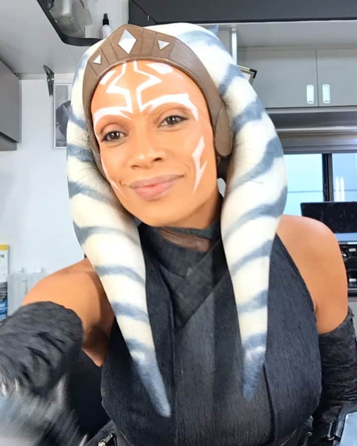 ロザリオ・ドーソンのインスタグラム：「That time @briansipemakeup & @samanthawardmakeup and I got it down to 1 hour, 43 minutes and 25 seconds in the chair (not counting hair pin/wig cap or wardrobe change)! I like to think my yacking, eating and Dj-ing doesn’t slow our flow...!!! PS: It feels like next level cosplay till the contacts are in... #AhsokaTanoDay」