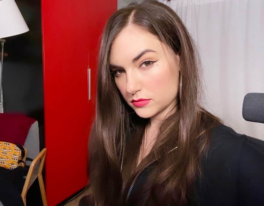 サーシャ・グレイのインスタグラム：「Your Golden Greek is going live on Twitch in a few min 👉👉👉」