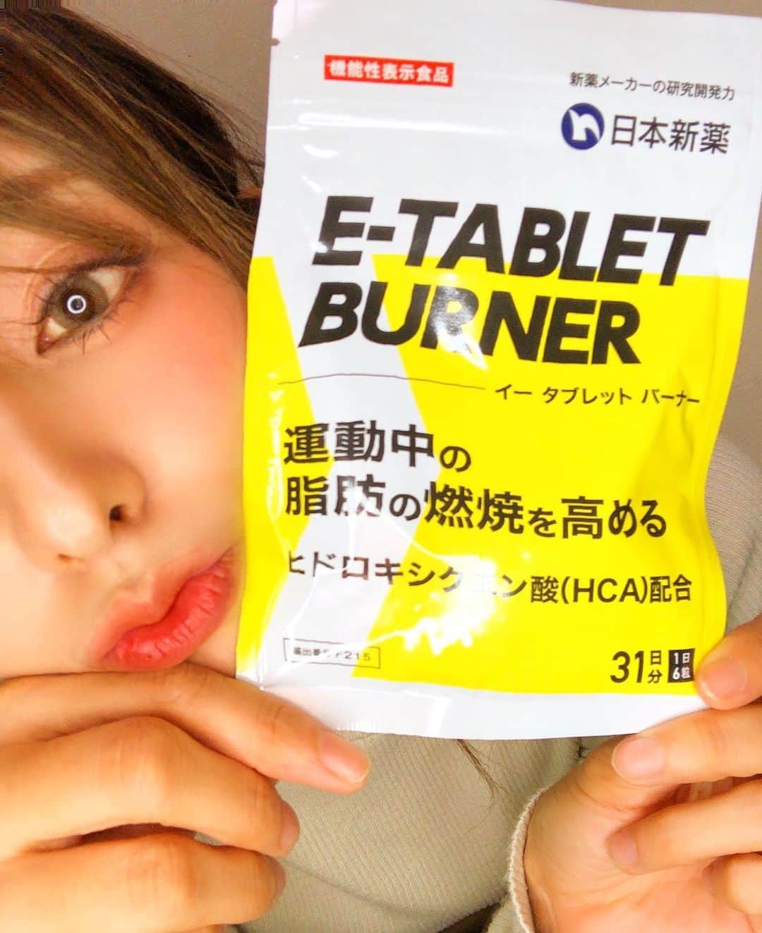 古澤未来のインスタグラム：「このタブレットをヨガとかトレーニングする前に飲んでるんだけど 何がすごいって普通に運動するより1.5倍脂肪を燃焼してくれるらしく頑張って運動と兼用で続けてるよーん♡  運動してるのになかなか効果出ない人、早く目に見える効果が欲しい人にいいかも  #E-TUBLET-BURNER #私の脂肪燃焼パートナー #脂肪燃やしまくり #最先端の脂肪燃焼 #コスパ最高の脂肪燃焼 #PR」