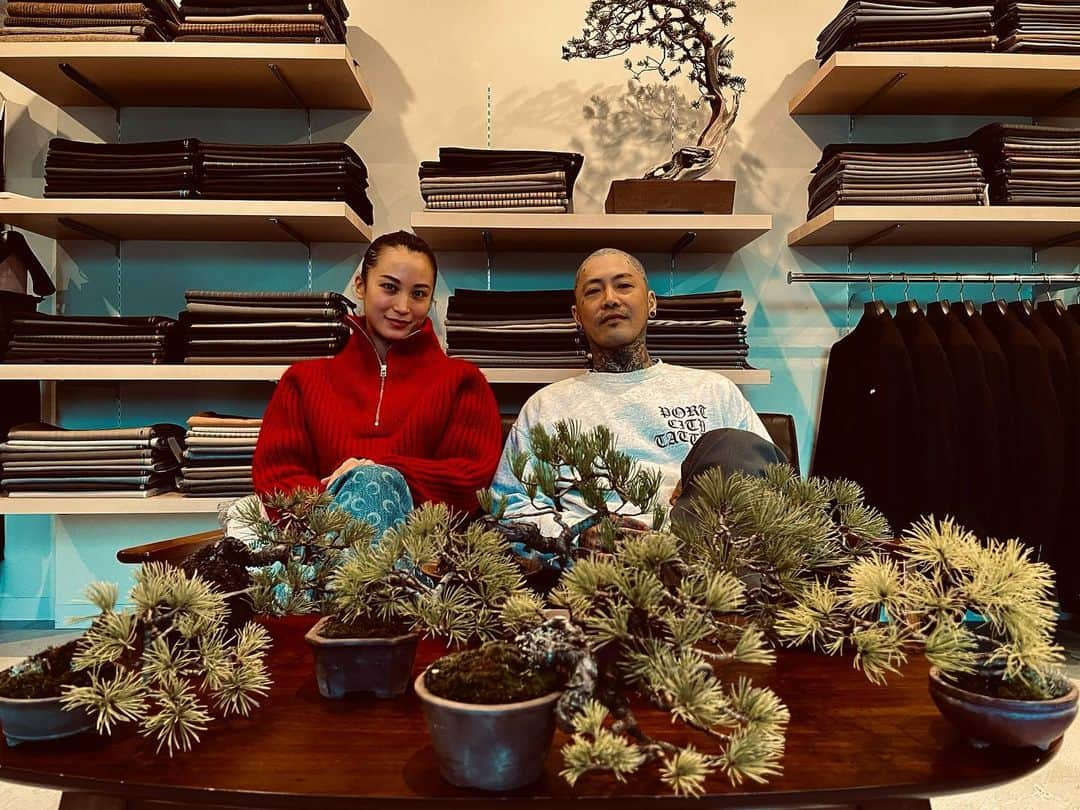 黒田エイミさんのインスタグラム写真 - (黒田エイミInstagram)「Thank you so much @yusukehamamoto  san for the good time and this super cool BONSAI🙏🙏🙏 濱本さんの盆栽、家宝にします🙏🌟」1月30日 11時18分 - eimikuroda_official