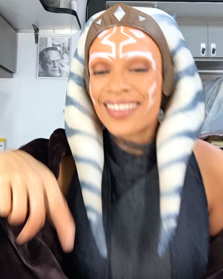 ロザリオ・ドーソンのインスタグラム：「Love an oil rub and hot towel before letting my hair down. Fun fact... we filled a drawer with leftover forehead pieces... not sure why?! #keepsakes?! #AhsokaTanoDay」