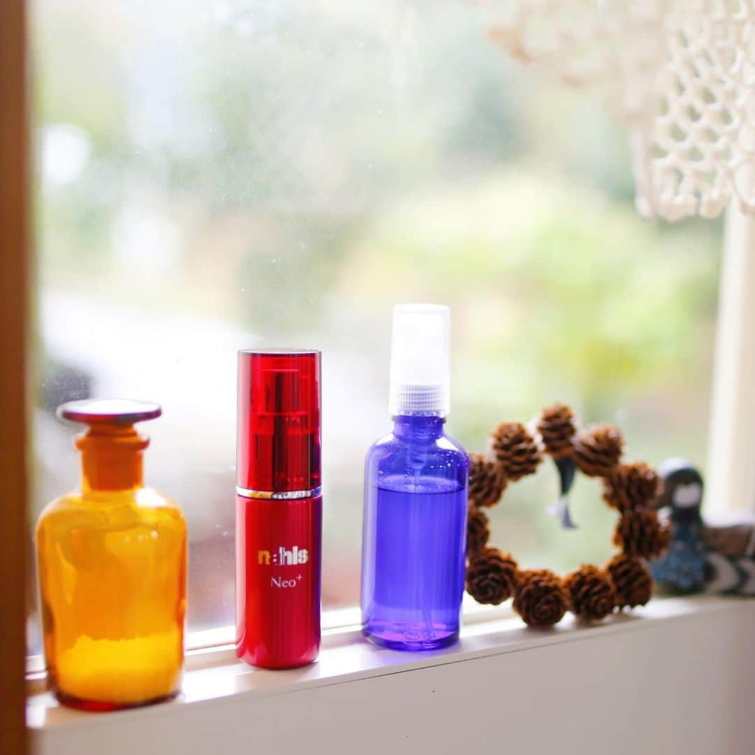のインスタグラム：「．  Favorite beauty goods  エイジングで気になる目元や 口元専用のエイジングケア美容液 「ナールスネオ」をお試ししてみました♡ @nahlscom  こちら、京都大学で発明された画期的な 美容成分「ナールスゲン」に加えて、 in cosmetics 2013(パリ開催)で、 イノベーションアワードを受賞した 「ネオダーミル」が配合されているよ✨   目元や口元ってすごく気になるけど 特化した商品はなかなかなかったから 嬉しいな🥺💓  使い心地も良くて、特に目元は しっとりハリが戻ったみたい❤️  マスク生活だからこそ 目元を綺麗に保ちたいですよね✨  #ナールス #ナールスネオ #ナールスゲン #ネオダーミル #目元美容液 #エイジングケア #ヒト型セラミド #pr」