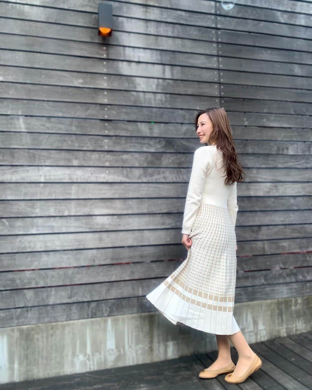 Chihiroのインスタグラム：「先日購入したワンピースシリーズ👗 @barneysjapan で春ワンピを買いました！  色と形が自分にぴったりで 店員さんや愛海さん　@i.siiii_823  も良いと言ってくださったので 買っちゃいました🥳💕  長袖のワンピースって あんまり持っていなかったので たくさん使いそう🌷  ミルクティーベージュの千鳥柄と 細かいプリーツが女性らしさを 品よく醸し出してくれます💕  やっぱりベージュとか茶系って 昔から手に取りがち🧸🤎  #春ワンピース  #イメージコンサルタント  #美人百花flowers  #春ワンピ #春コーディネート  #ワンピースコーデ  #イメージコンサルタント東京 #パーソナルカラー診断  #パーソナルカラー」