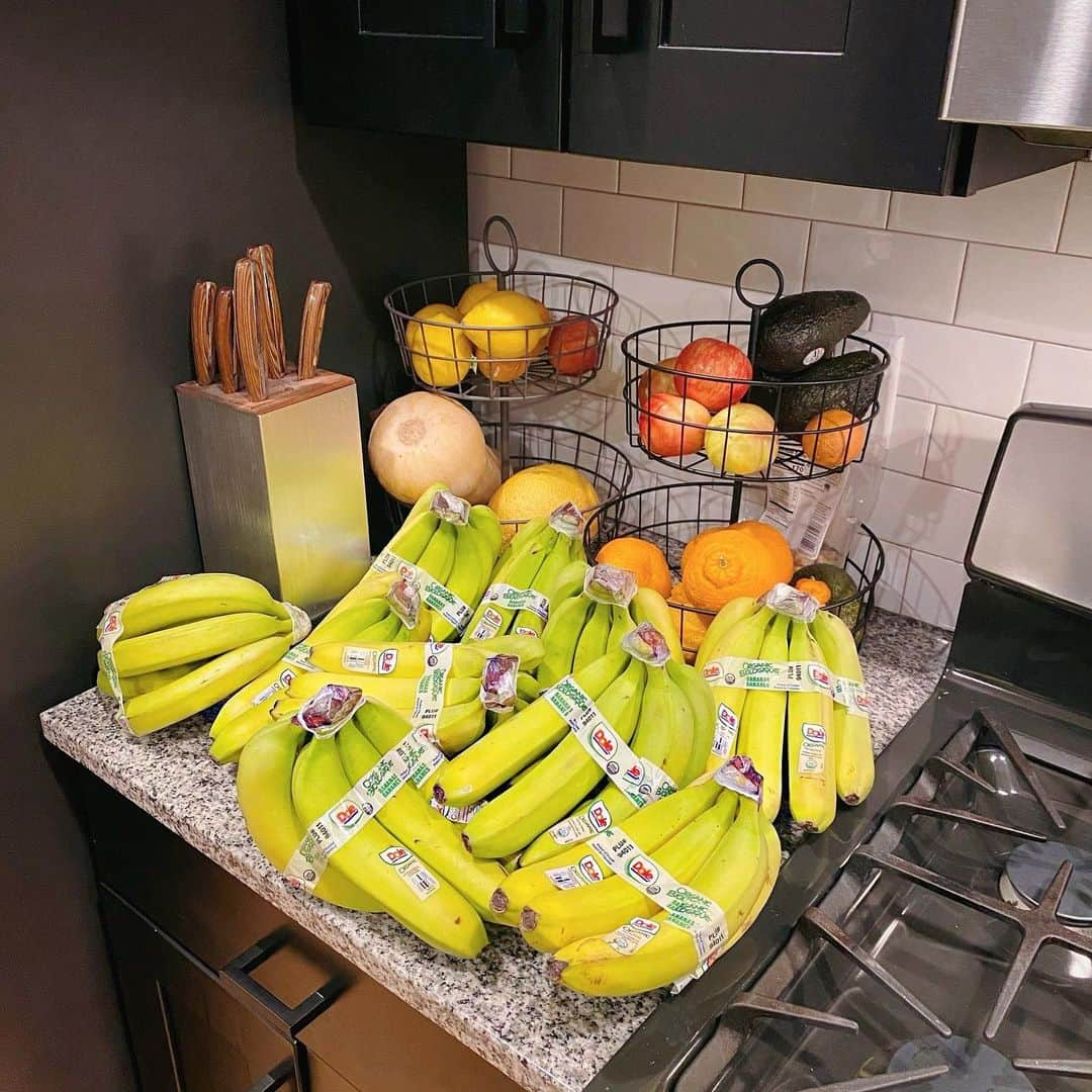 アサ・アキラさんのインスタグラム写真 - (アサ・アキラInstagram)「Oh my fucking god I just accidentally ordered 10lbs of bananas instead of 10 bananas」1月30日 11時13分 - asahole