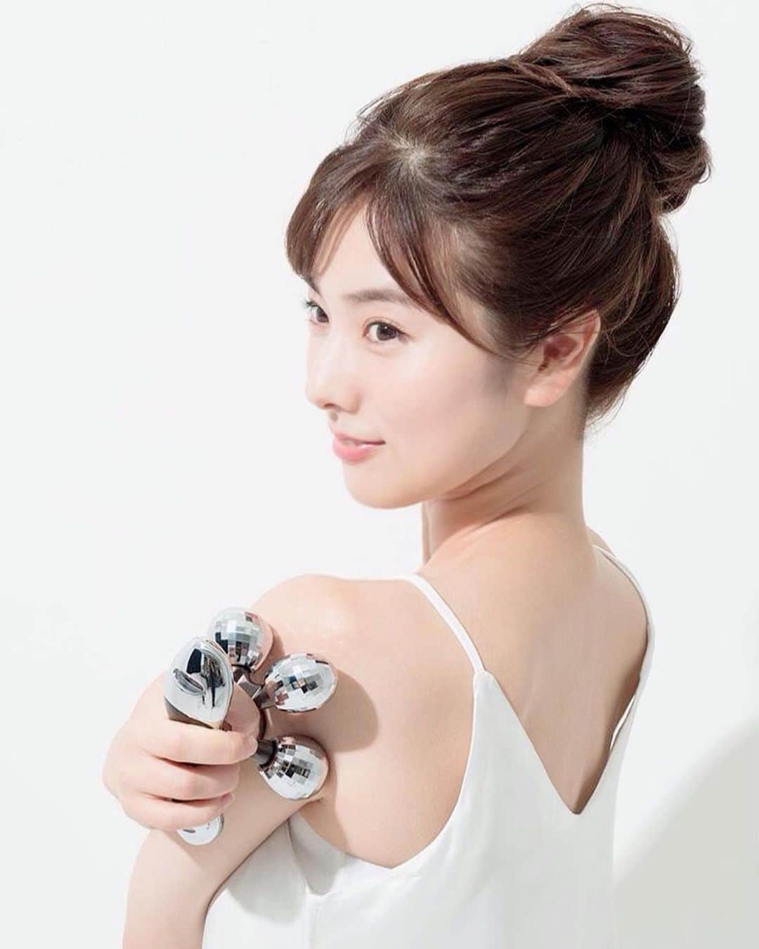 逢月あかりさんのインスタグラム写真 - (逢月あかりInstagram)「私がイメージモデルをしているbeaproからボディローラーが発売されました✨  光をとり込むパネルでマイクロカレント（微弱電流）ケアを同時に楽しめます😊  肌に密着して、ふくらはぎや太もも、二の腕など気持ちよくケアできるので私もテレビを見ながらなどコロコロしています💆‍♀️✨  他にもフェイス用など色々あるのでAmazonや楽天、Yahooショッピングなどでチェックしてみてください🙌  #ボディローラー#マイクロカレント#むくみ解消 #むくみケア  #美顔器#beapro#ビープロ#マッサージ#美容#エステ#おうちエステ#美肌#美肌ケア #美肌になりたい #元気肌#美容家電#EMS#美顔ローラー #逢月あかり#宝塚og  #美容好きな人と繋がりたい#プレゼント#バレンタイン#バレンタインギフト」1月30日 11時17分 - akari.ouzuki