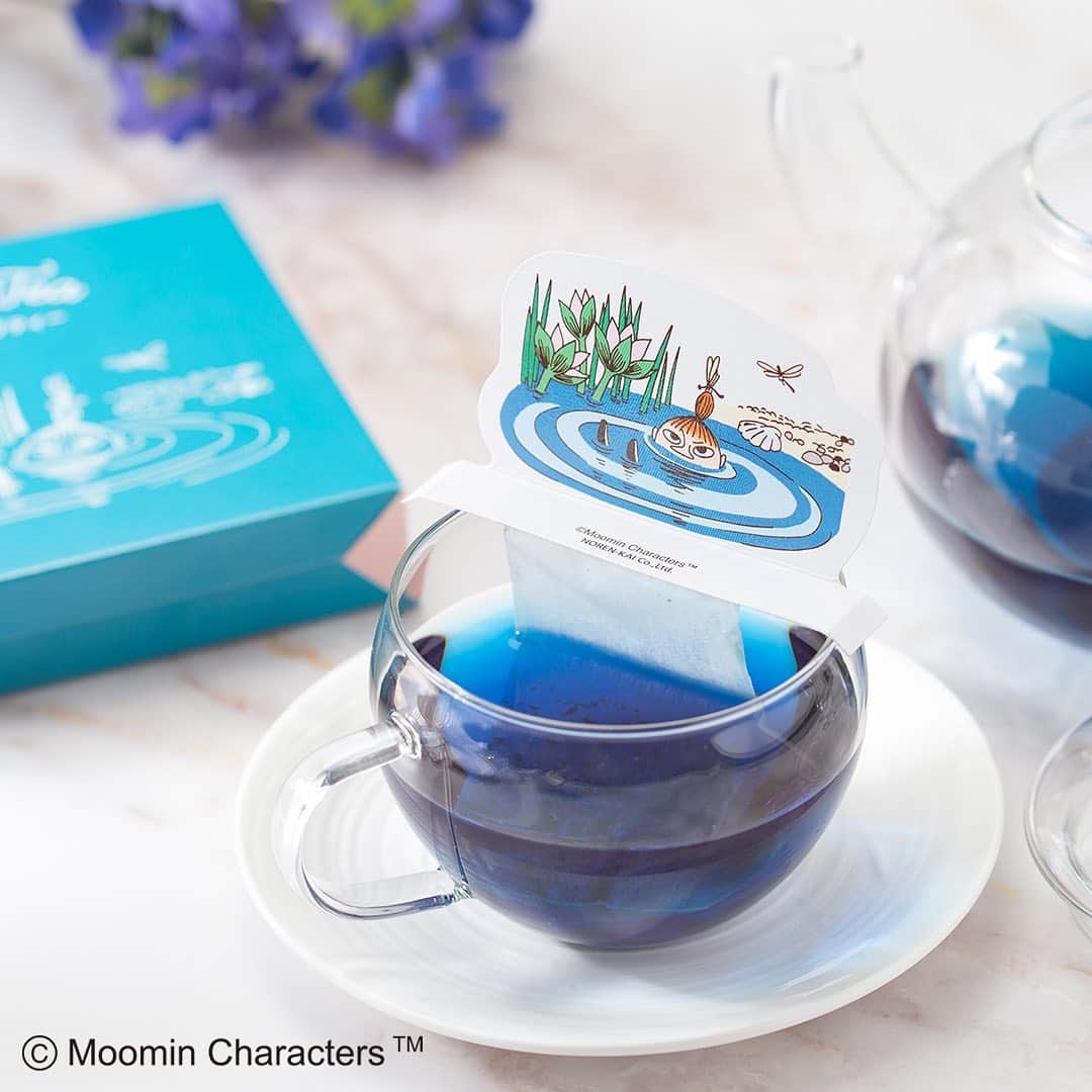 のインスタグラム：「ティーバッグは水辺をモチーフにしたキュートなイラストつき。 ポットやマグカップの上に立てると、青色が美しいバタフライピーティーを湖に見立てたデザインになる、かわいくて美味しいハーブティーです。 大きめのポットにも対応できる茶葉量なので、カップの場合は2〜3杯ほどいれることができます。  ムーミンハーブティー　￥581（税込） ＊人気商品につき一部完売している店舗もございます。ご了承ください  #moomin #ムーミン #リトルミイ  #ムーミン雑貨  #北欧 #フィンランド #ギフト #雑貨  #おうちカフェ　#onesterrace #ワンズテラス」
