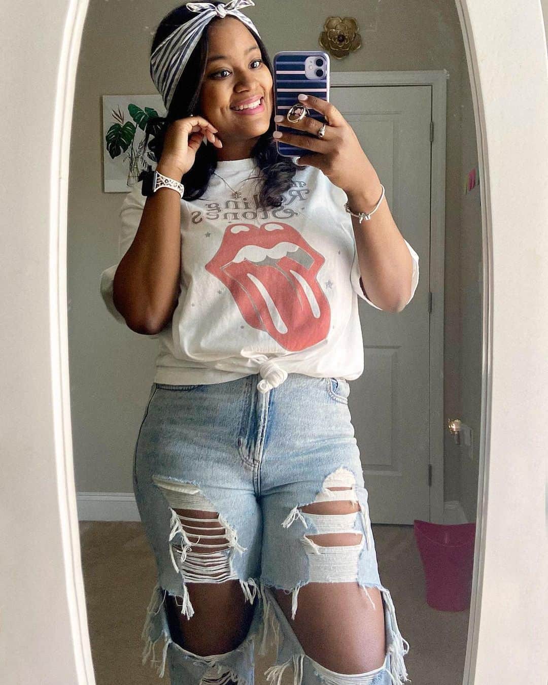 American Eagleのインスタグラム：「Mom jeans & graphic tees! Say it louder 📣 #myAEambassador @adore_dya @_brianamalone_ @loreleyymendez @c0urtneyzellers」